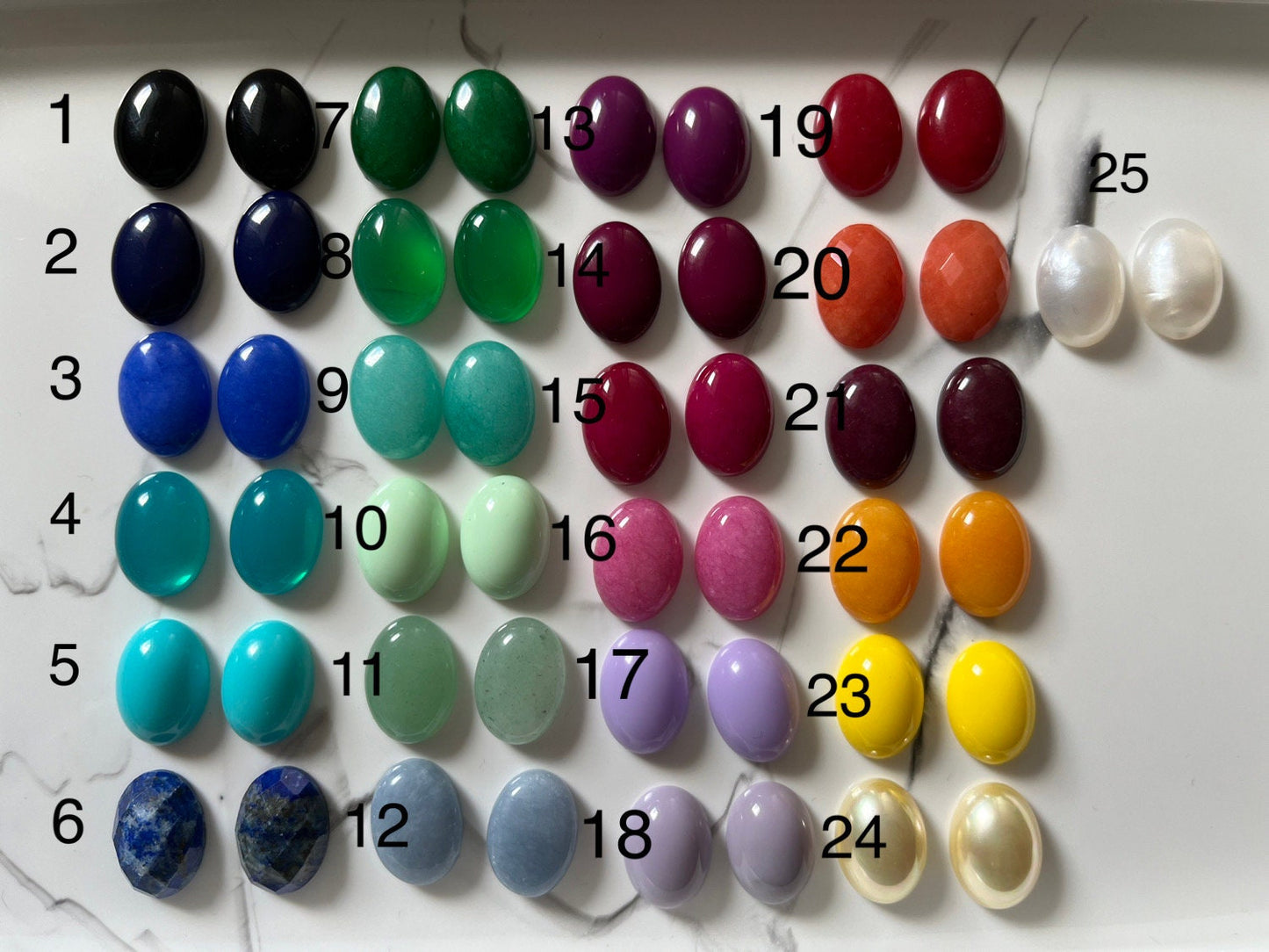 Tropfenohrringe, Statement Ohrringe mit dunkelgrünen Resintropfen an vergoldeten Steckern mit rosa Jade Cabochons - Laury goes Venice