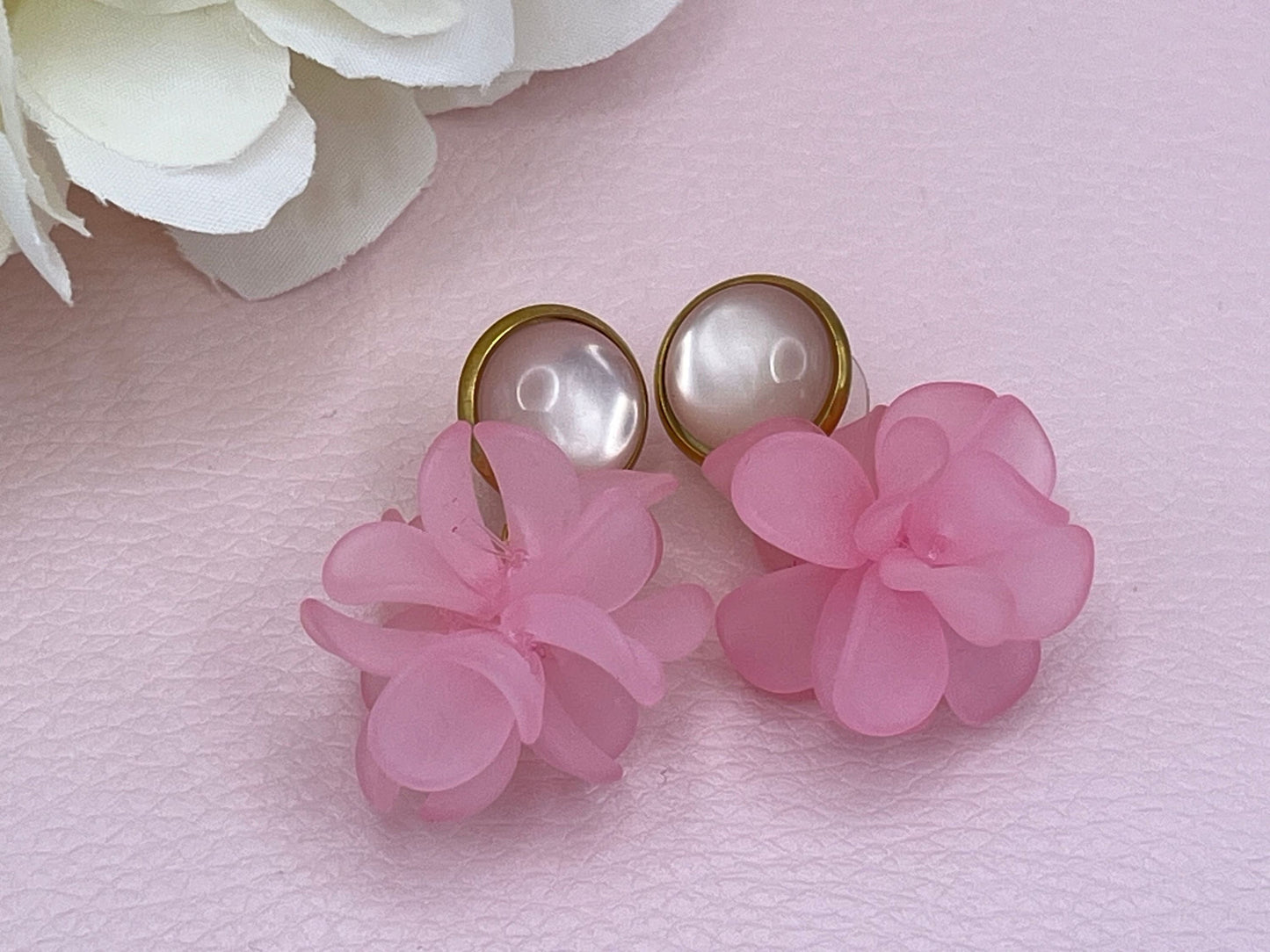 Ornamentohrringe, leichte Statementohrringe an vergoldeten Steckern mit Cabochons Grün Rosa - Laury goes Verona