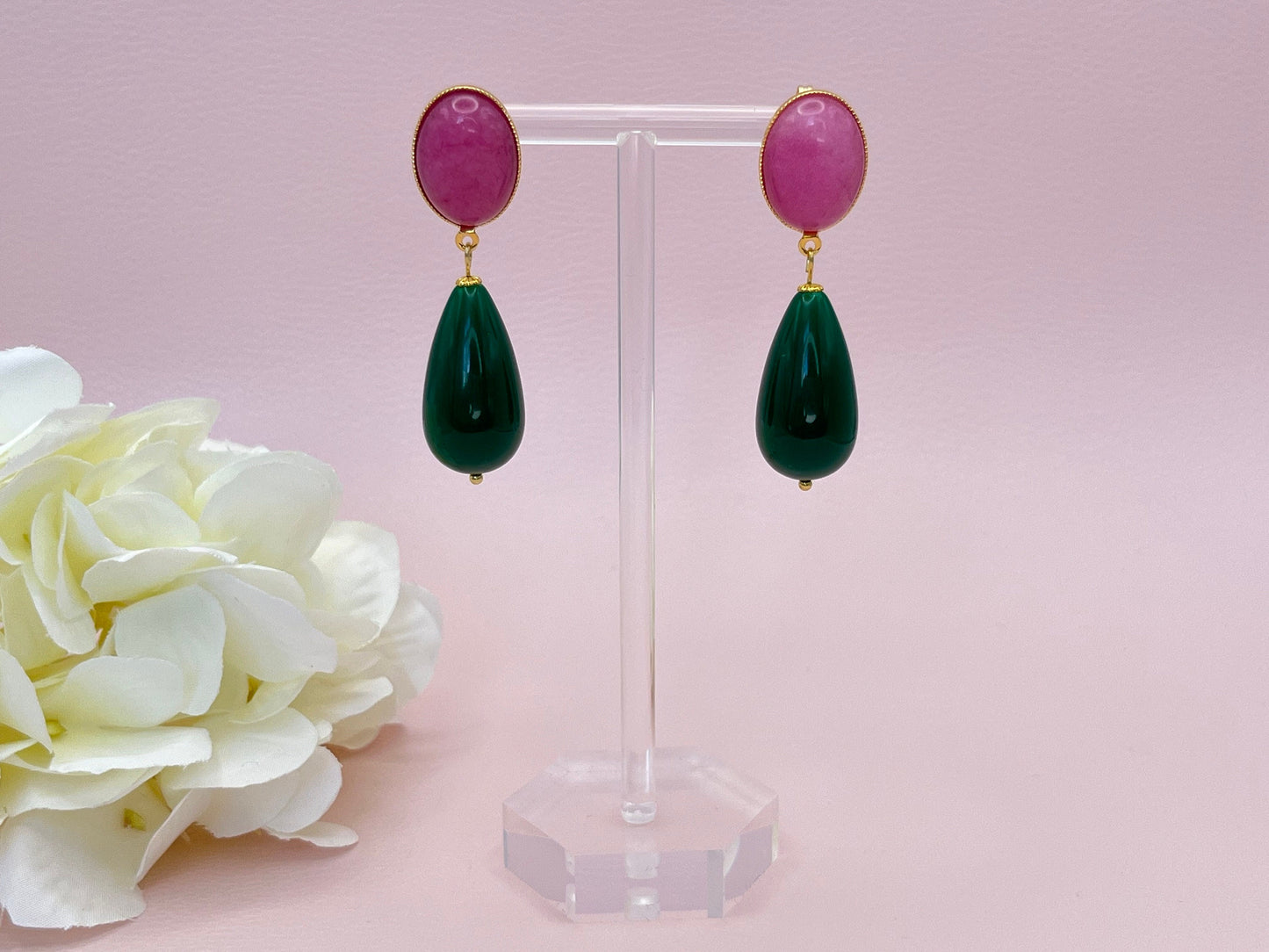 Tropfenohrringe, Statement Ohrringe mit dunkelgrünen Resintropfen an vergoldeten Steckern mit rosa Jade Cabochons - Laury goes Venice