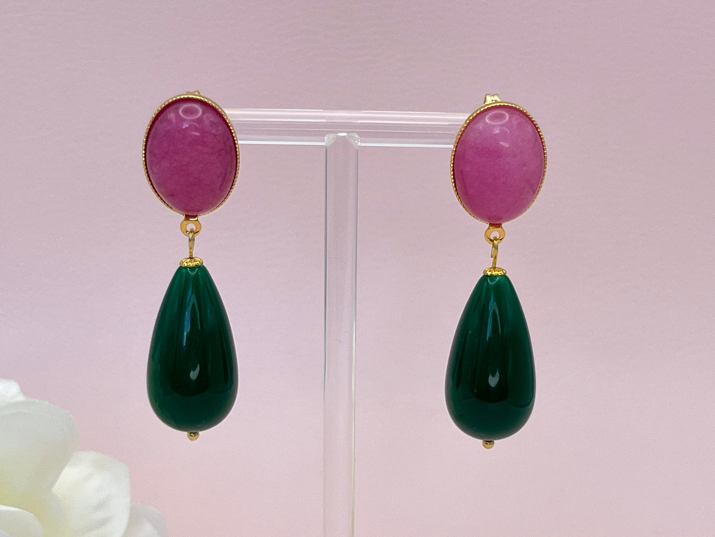 Tropfenohrringe, Statement Ohrringe mit dunkelgrünen Resintropfen an vergoldeten Steckern mit rosa Jade Cabochons - Laury goes Venice
