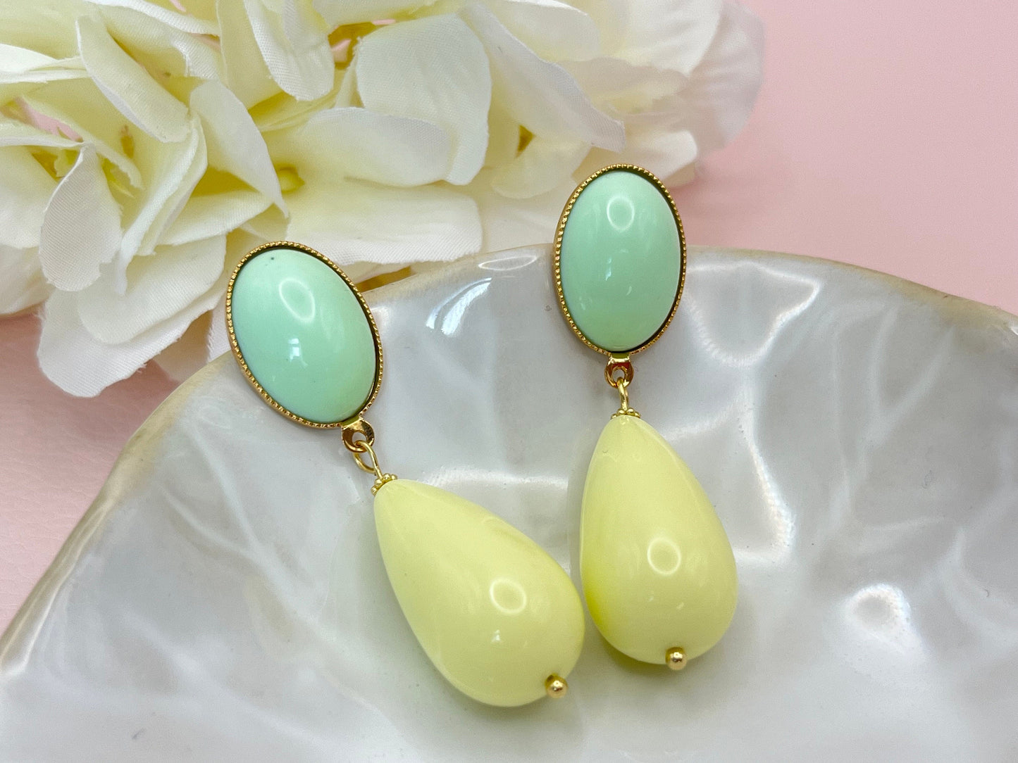 Tropfenohrringe, Statement Ohrringe mit Resintropfen in Vanille an vergoldeten Steckern mit Cabochons in Mint - Laury goes Verona