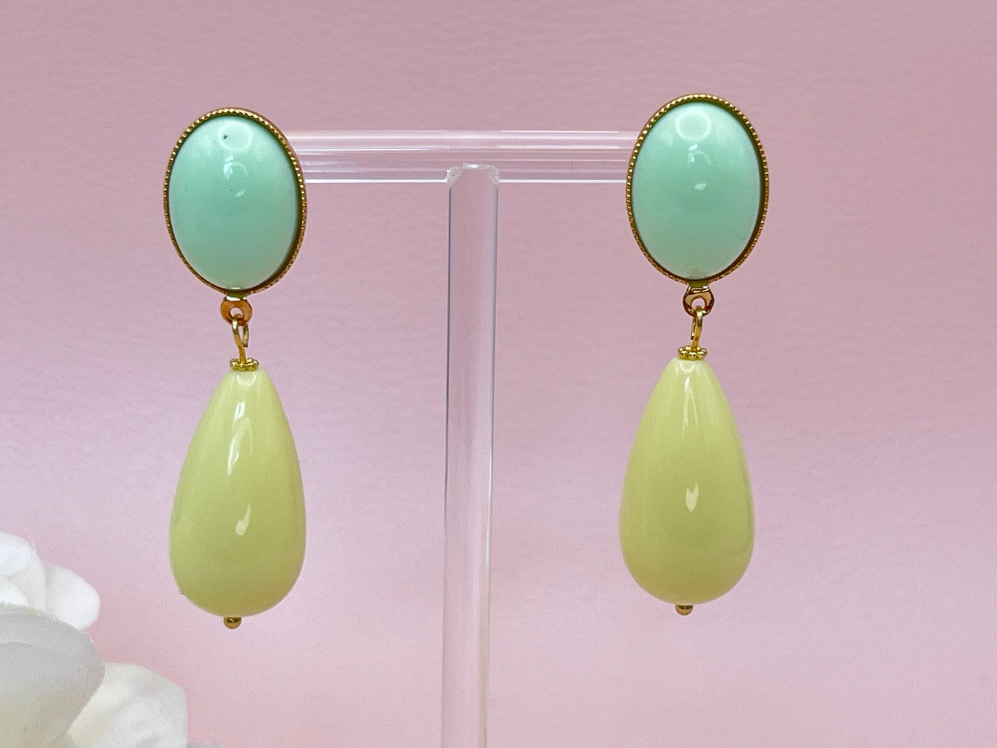 Tropfenohrringe, Statement Ohrringe mit Resintropfen in Vanille an vergoldeten Steckern mit Cabochons in Mint - Laury goes Verona