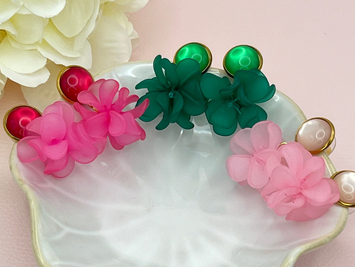 Ornamentohrringe, leichte Statementohrringe an vergoldeten Steckern mit Cabochons Grün Rosa - Laury goes Verona