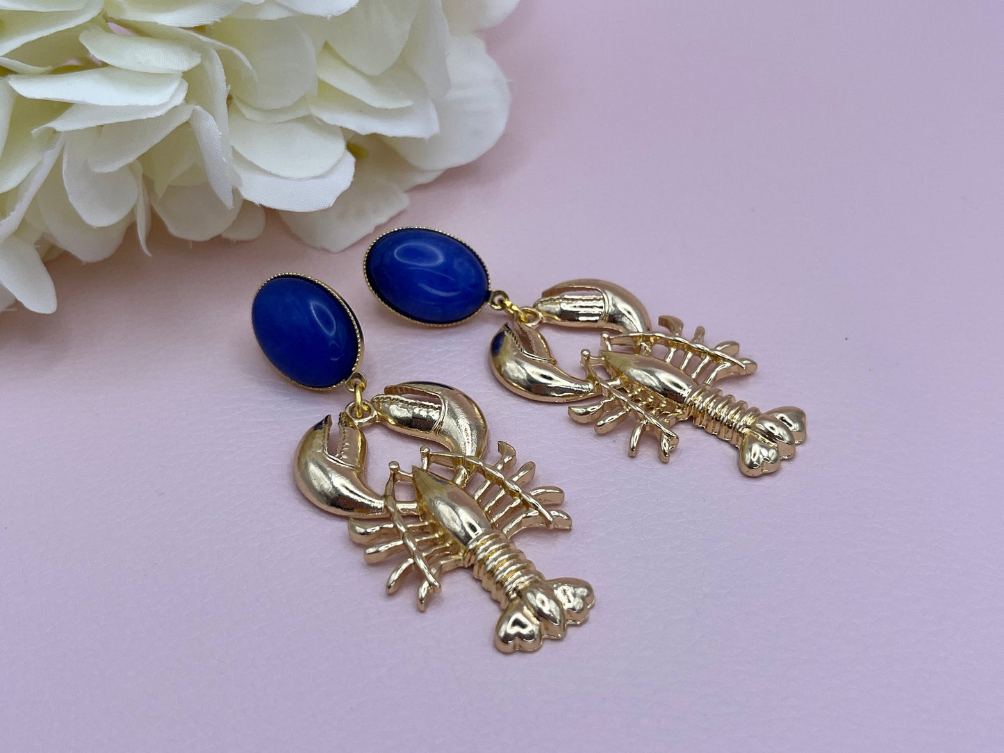 Statementohrringe mit Hummer Anhängern an vergoldeten Steckern mit blauen Jade Cabochons - Laury goes Maine