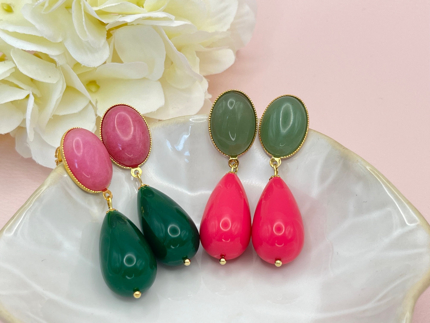 Tropfenohrringe, Statement Ohrringe mit dunkelgrünen Resintropfen an vergoldeten Steckern mit rosa Jade Cabochons - Laury goes Venice