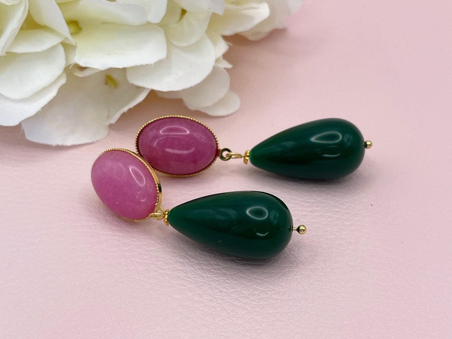 Tropfenohrringe, Statement Ohrringe mit dunkelgrünen Resintropfen an vergoldeten Steckern mit rosa Jade Cabochons - Laury goes Venice