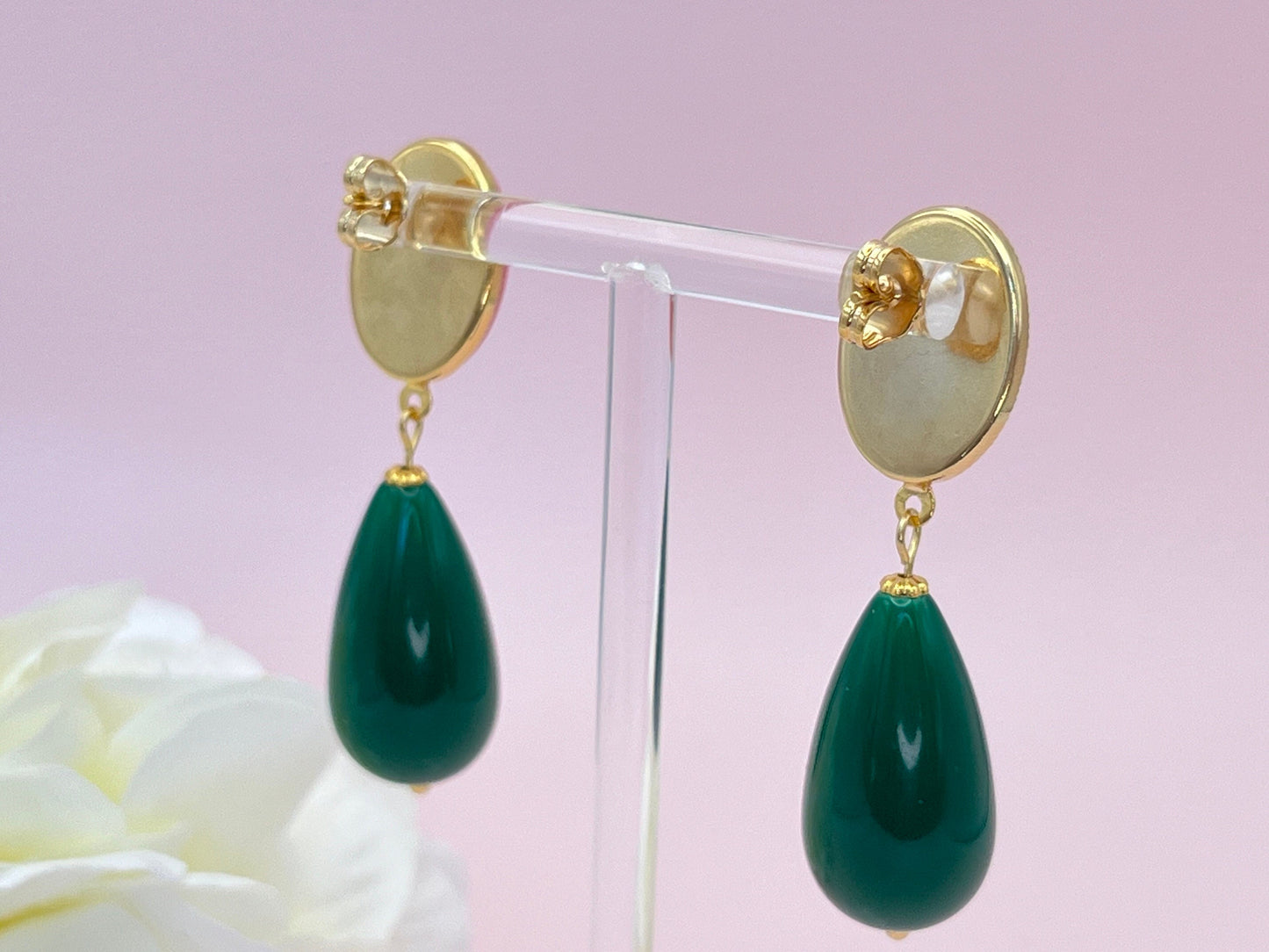 Tropfenohrringe, Statement Ohrringe mit dunkelgrünen Resintropfen an vergoldeten Steckern mit rosa Jade Cabochons - Laury goes Venice