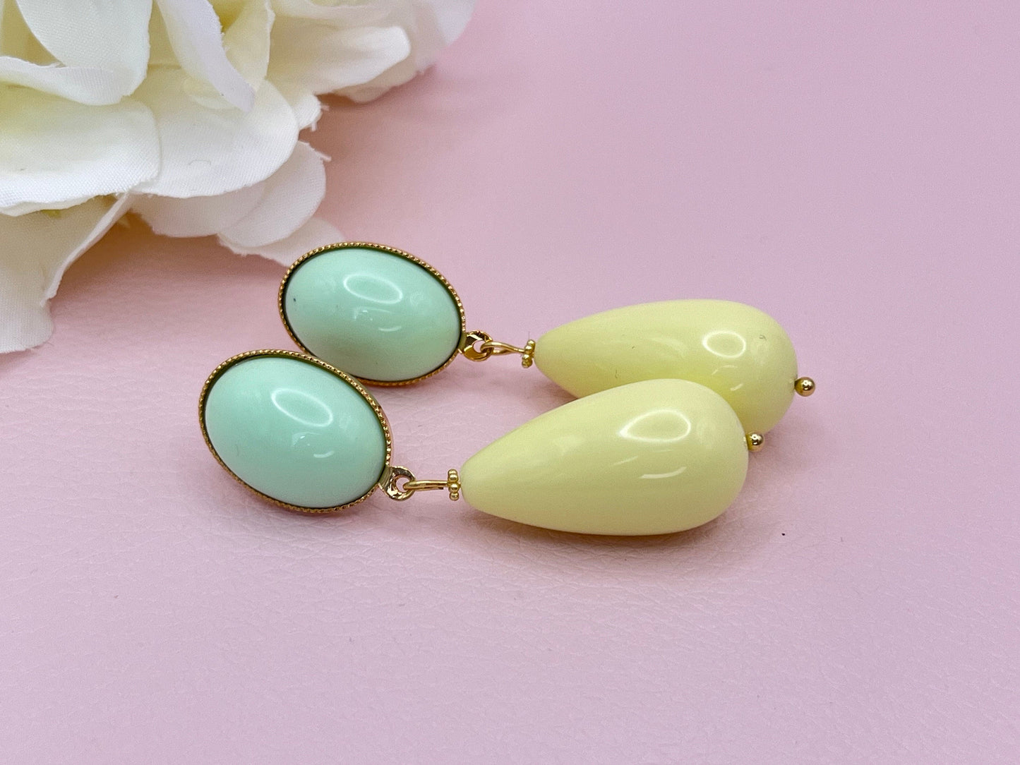 Tropfenohrringe, Statement Ohrringe mit Resintropfen in Vanille an vergoldeten Steckern mit Cabochons in Mint - Laury goes Verona