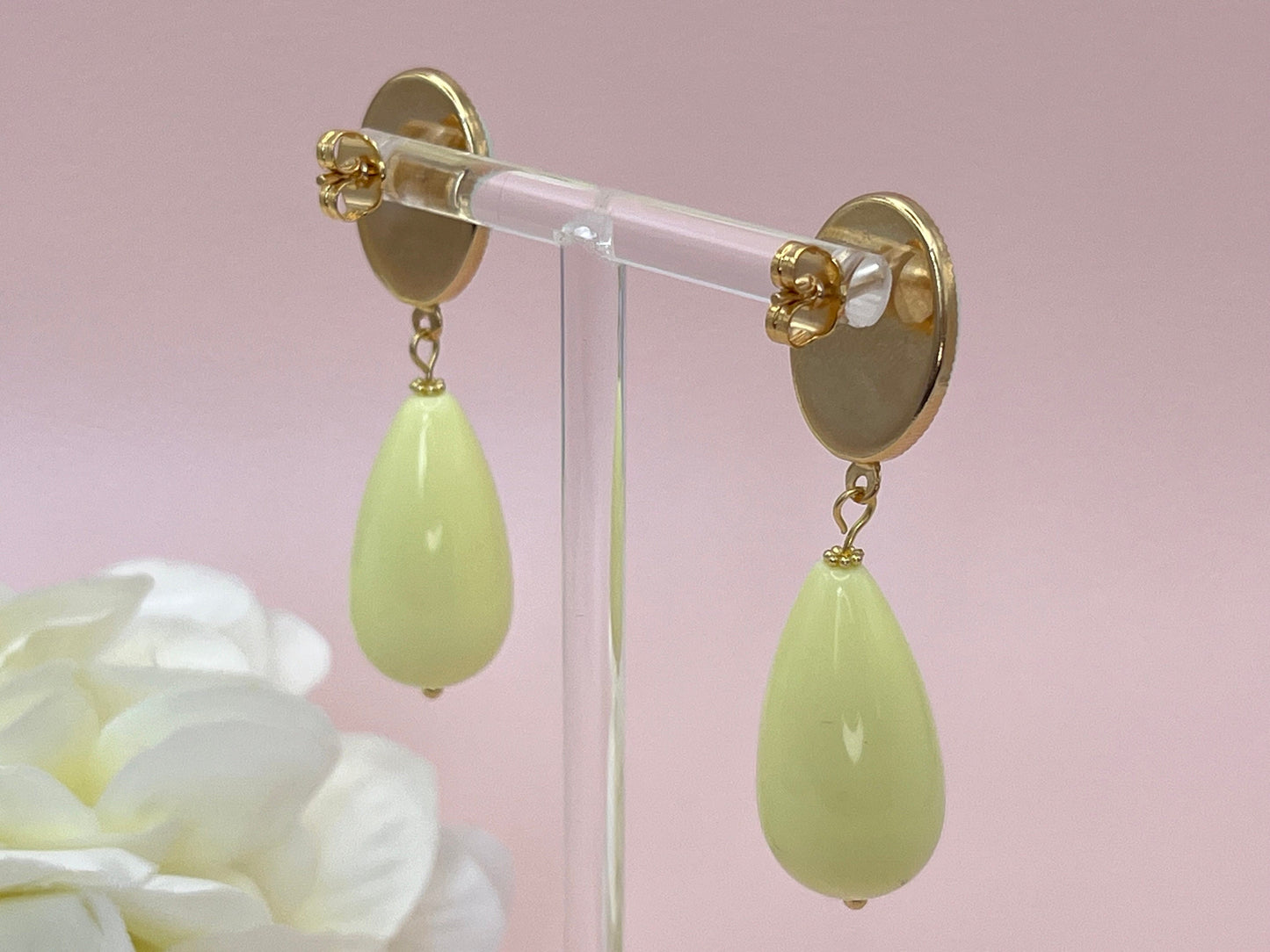Tropfenohrringe, Statement Ohrringe mit Resintropfen in Vanille an vergoldeten Steckern mit Cabochons in Mint - Laury goes Verona