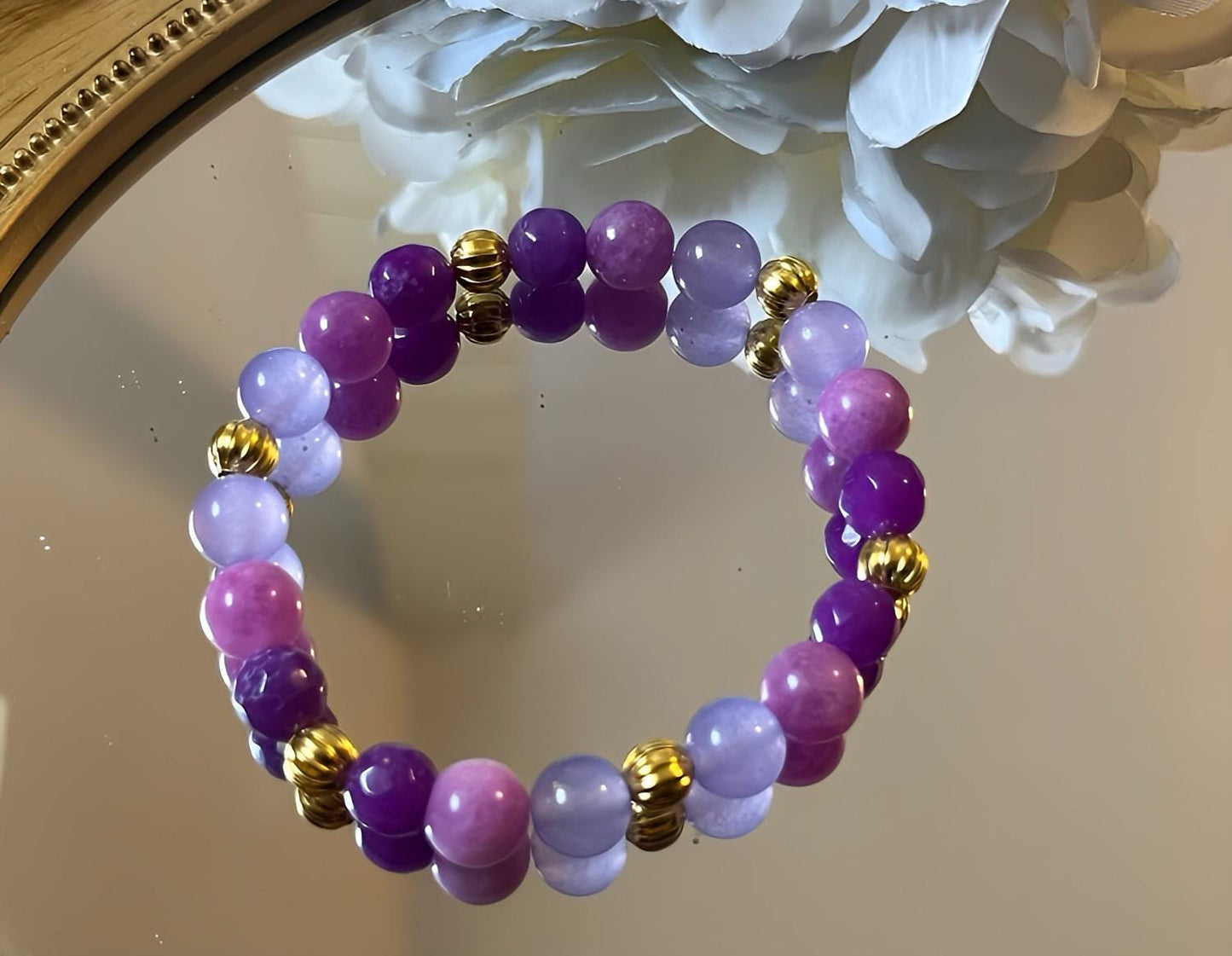 Armband mit Natursteinperlen in Lila Violett und Gold, elegantes Freundschaftsarmband - Laury goes Kronberg