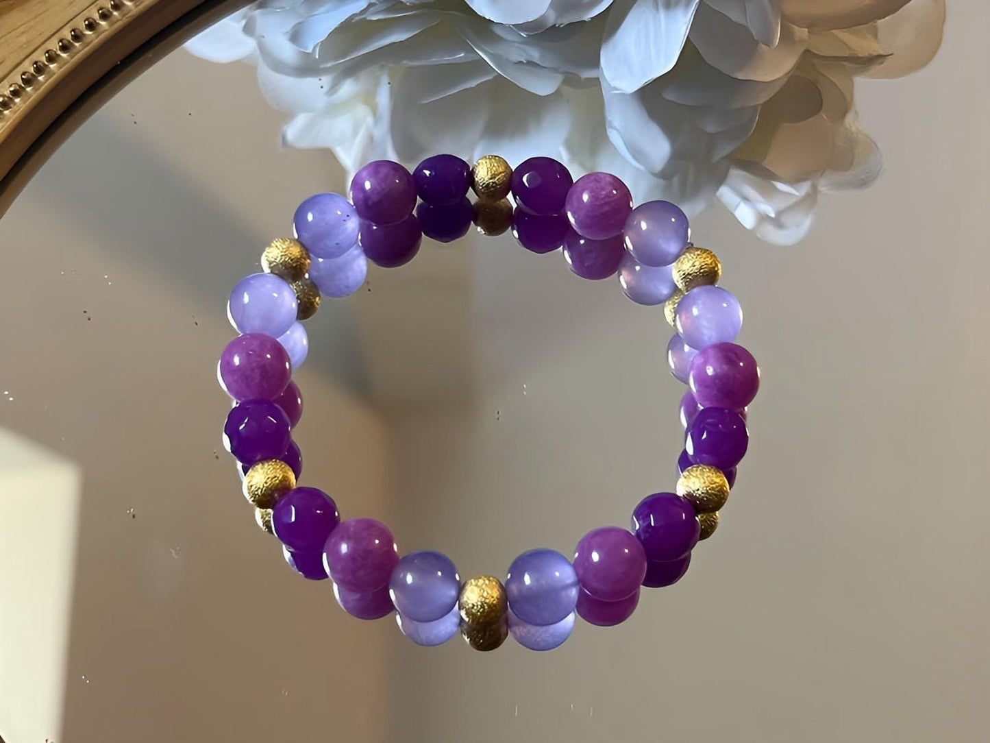 Armband mit Natursteinperlen in Lila Violett und Gold, elegantes Freundschaftsarmband - Laury goes Kronberg