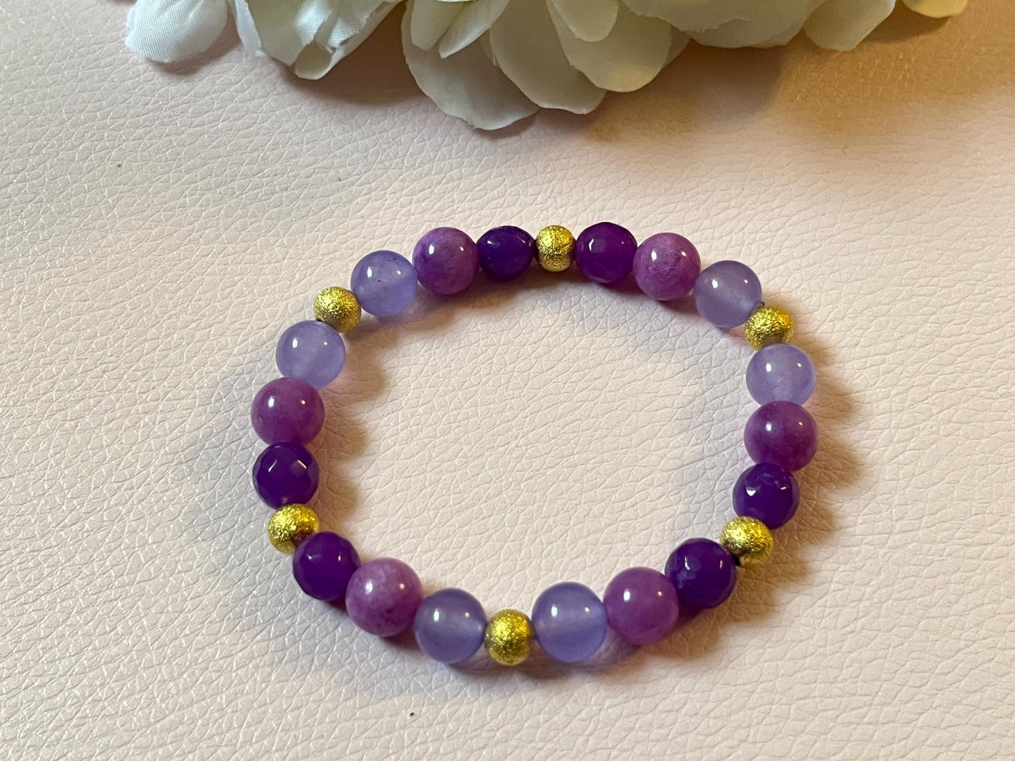 Armband mit Natursteinperlen in Lila Violett und Gold, elegantes Freundschaftsarmband - Laury goes Kronberg