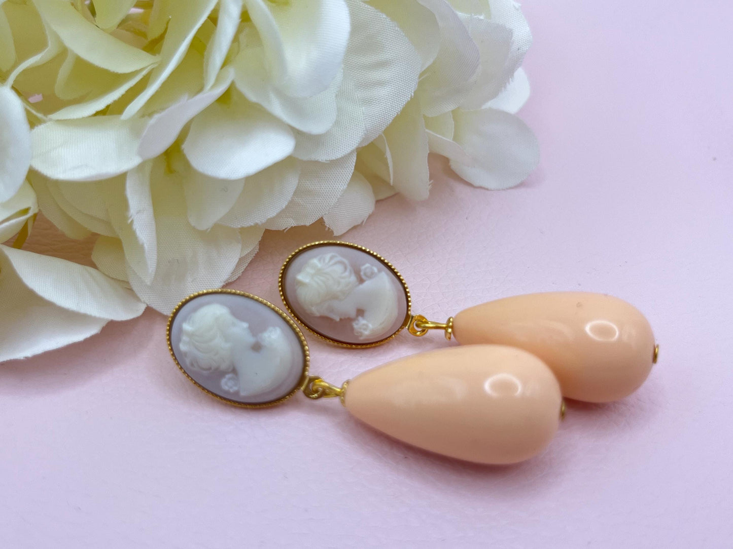 Tropfenohrringe, Statement Ohrringe mit gelben Resintropfen an vergoldeten Steckern mit Cabochons in Türkis - Laury goes Verona