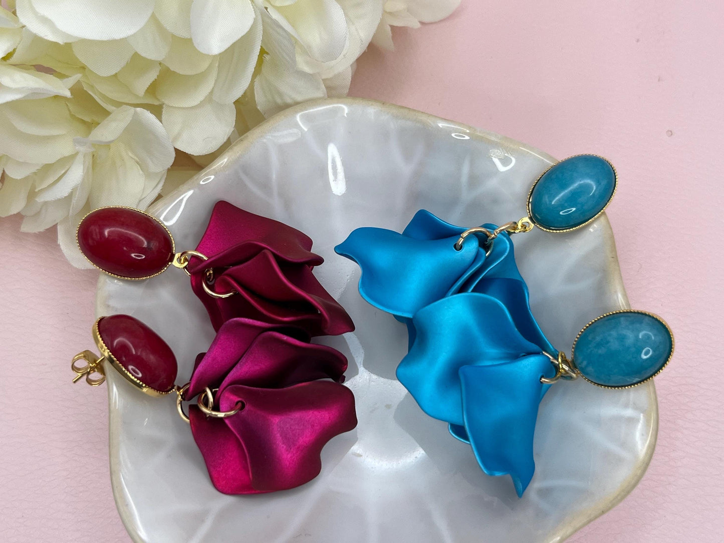 Blumen Ohrringe, leichte Statementohrringe mit Blütenanhänger an vergoldeten Steckern mit Cabochons in Pink - Laury goes Tokyo
