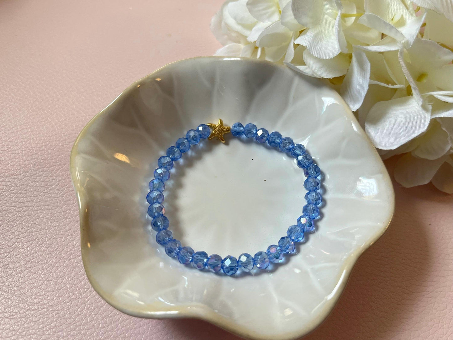 Funkelndes Armband aus glitzernden Facettperlen mit goldenem Seestern in Meerblau - Laury goes Cancún