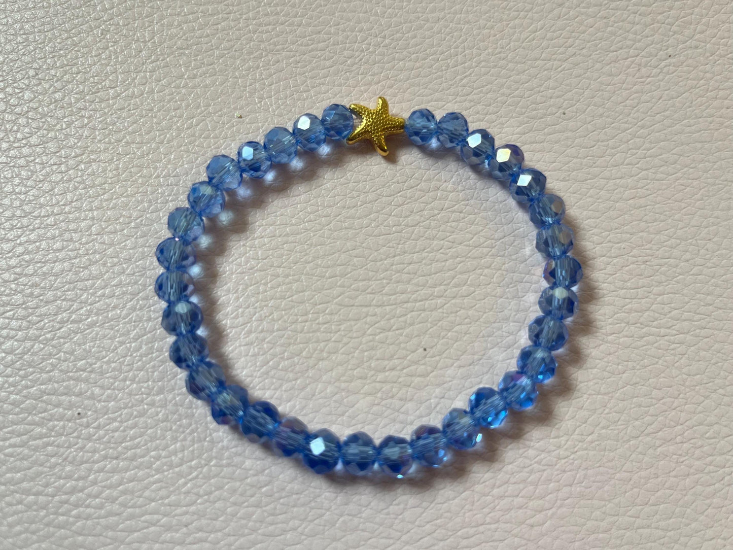 Funkelndes Armband aus glitzernden Facettperlen mit goldenem Seestern in Meerblau - Laury goes Cancún