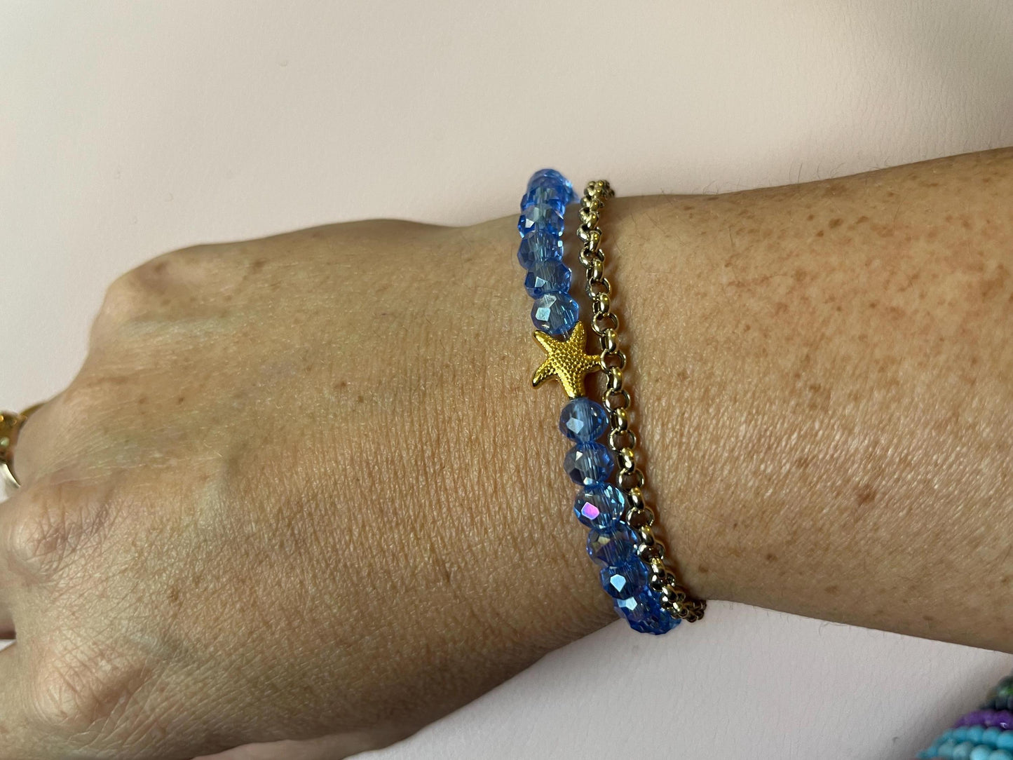 Funkelndes Armband aus glitzernden Facettperlen mit goldenem Seestern in Meerblau - Laury goes Cancún