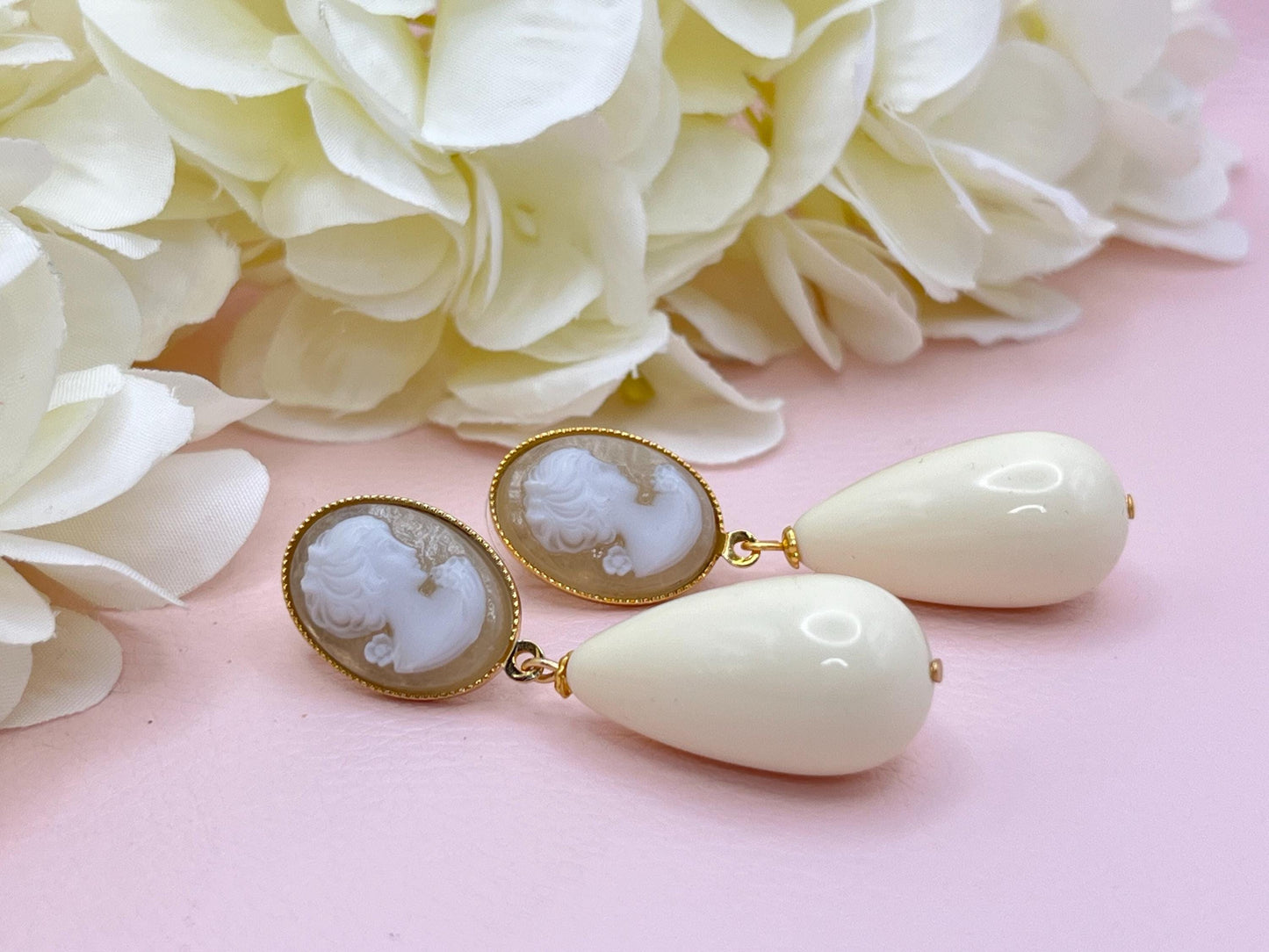 Tropfenohrringe, Statement Ohrringe mit creme weißen Resintropfen an vergoldeten Steckern mit Cabochons mit Kameen - Laury goes Vienna