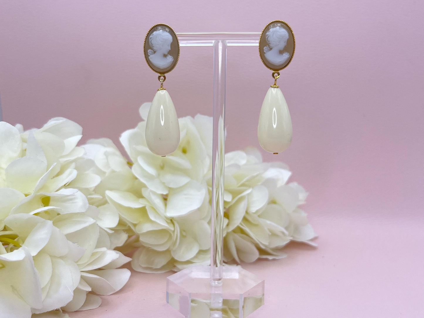 Tropfenohrringe, Statement Ohrringe mit creme weißen Resintropfen an vergoldeten Steckern mit Cabochons mit Kameen - Laury goes Vienna