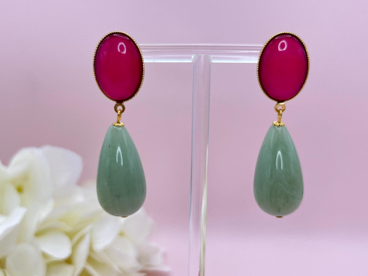 Tropfenohrringe, leichte Statementohrringe mit Resintropfen in Salbei an vergoldeten Steckern mit Cabochons in Fuchsia - Laury goes Verona