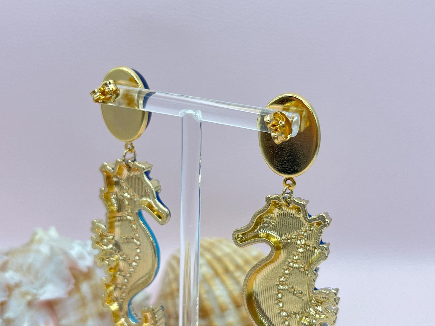Statementohrringe, Hängeohrringe mit glitzernden Seepferdchen an vergoldeten Ohrsteckern mit Lapislazuli Cabochons Blau - Laury goes Elba