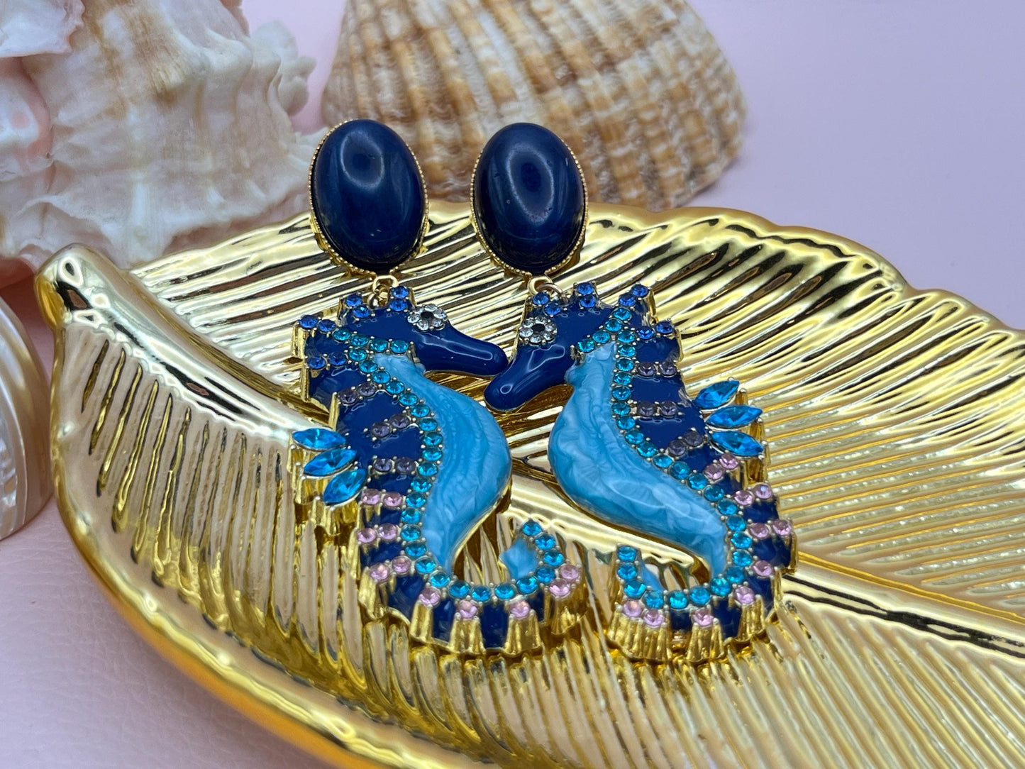 Statementohrringe, Hängeohrringe mit glitzernden Seepferdchen an vergoldeten Ohrsteckern mit Lapislazuli Cabochons Blau - Laury goes Elba