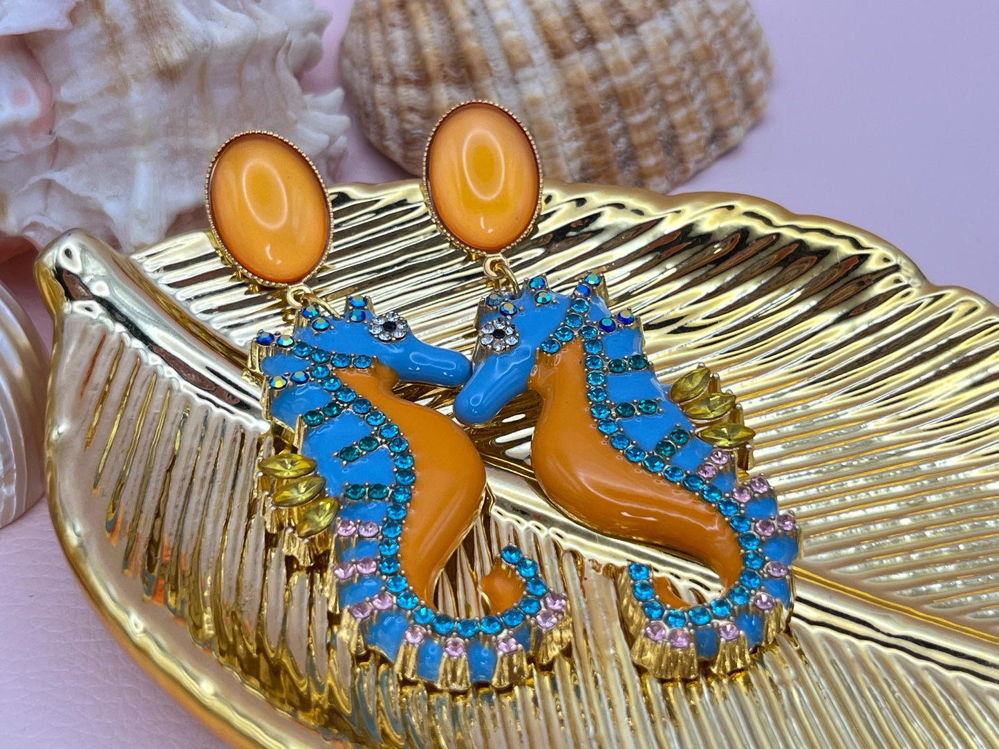 Statementohrringe, Hängeohrringe mit glitzernden Seepferdchen an vergoldeten Ohrsteckern mit Cabochons Orange Türkis - Laury goes Elba