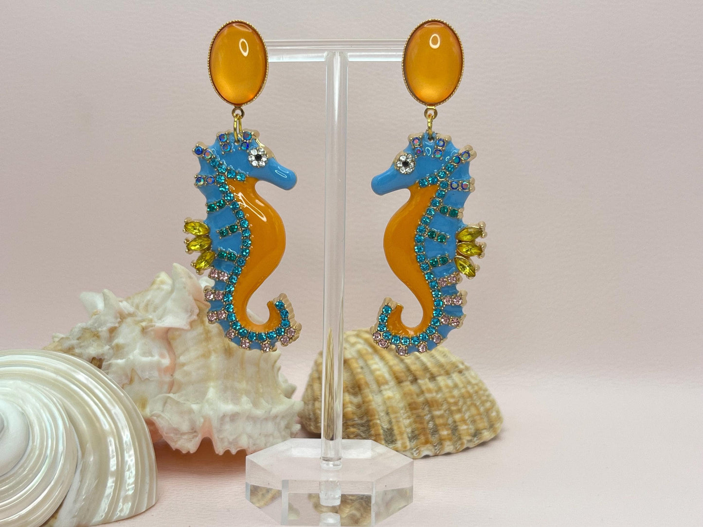 Statementohrringe, Hängeohrringe mit glitzernden Seepferdchen an vergoldeten Ohrsteckern mit Cabochons Orange Türkis - Laury goes Elba