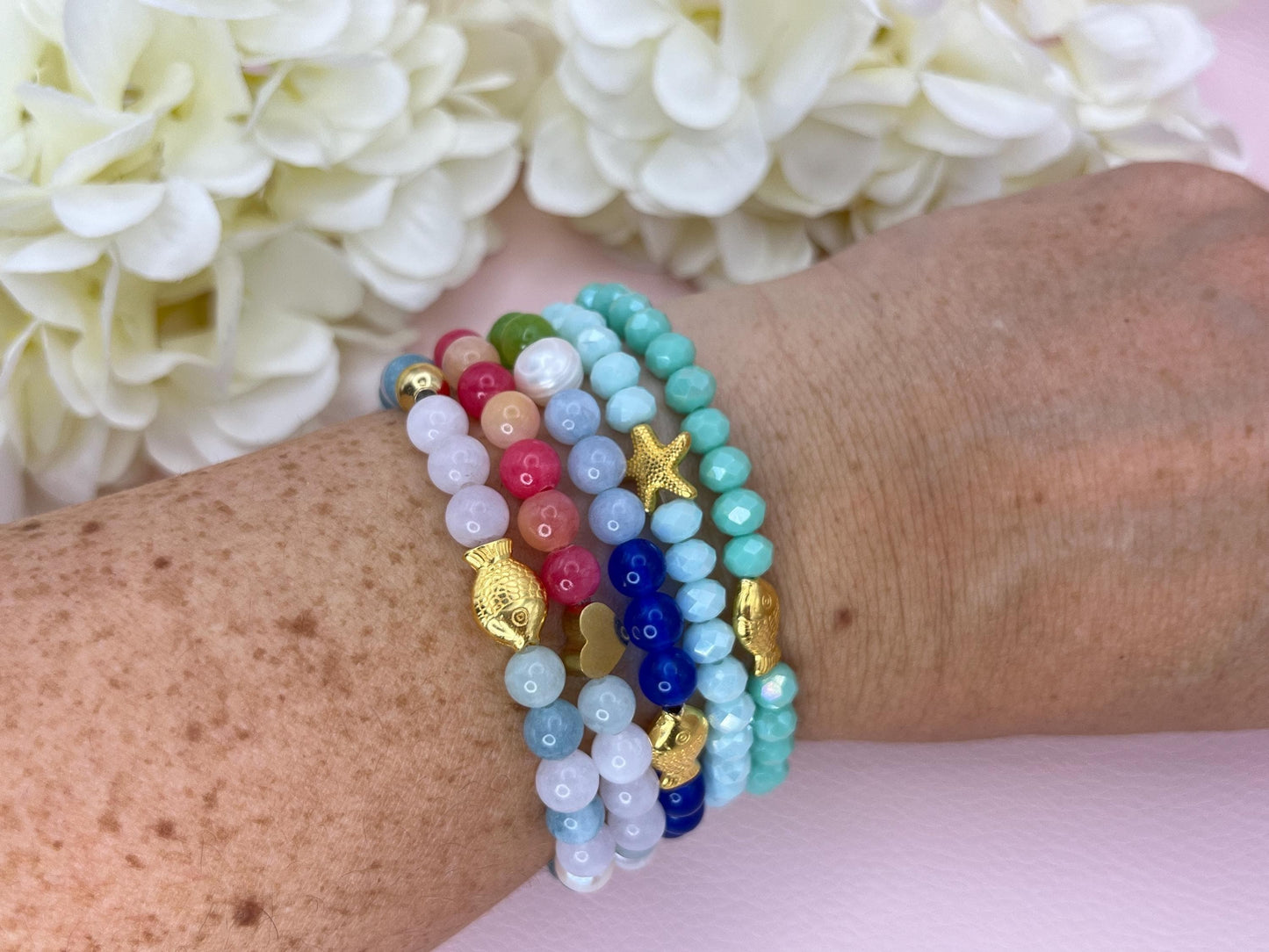 Glitzerarmband, Freundschaftsarmband, funkelndes Armband aus Facettperlen in Hellblau mit goldenem Seestern - Laury goes Sardinia