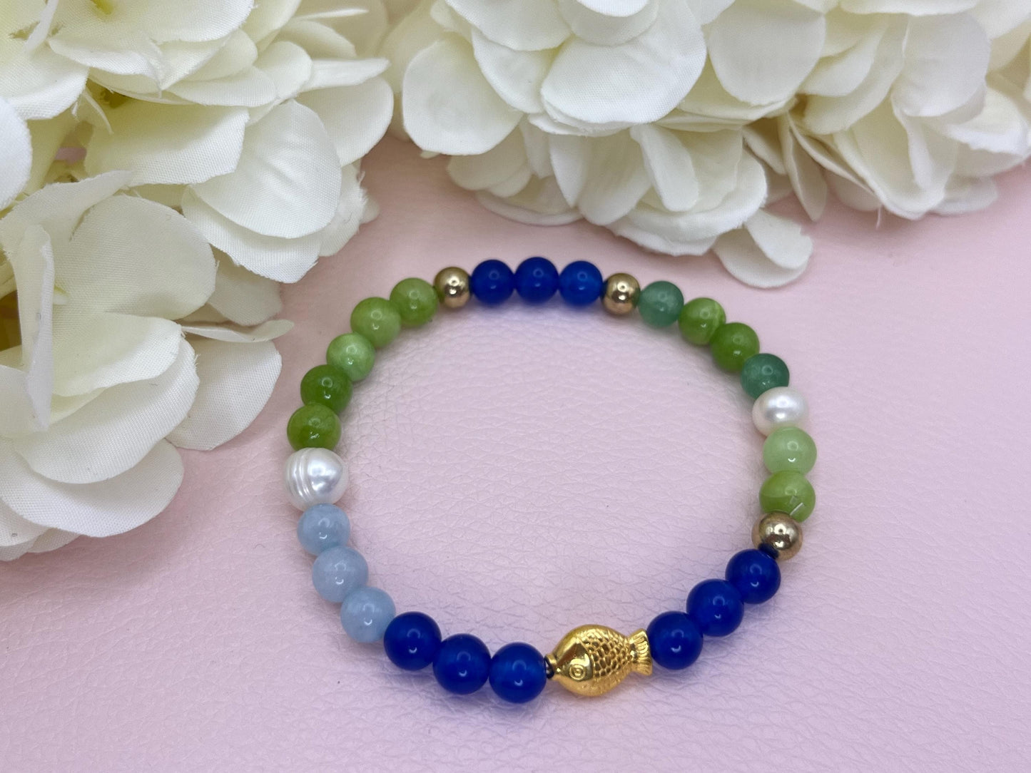Armband aus bunten Natursteinperlen, Süßwasserperlen, Edelstahlperlen mit Fisch, Freundschaftsarmband - Laury goes Sylt