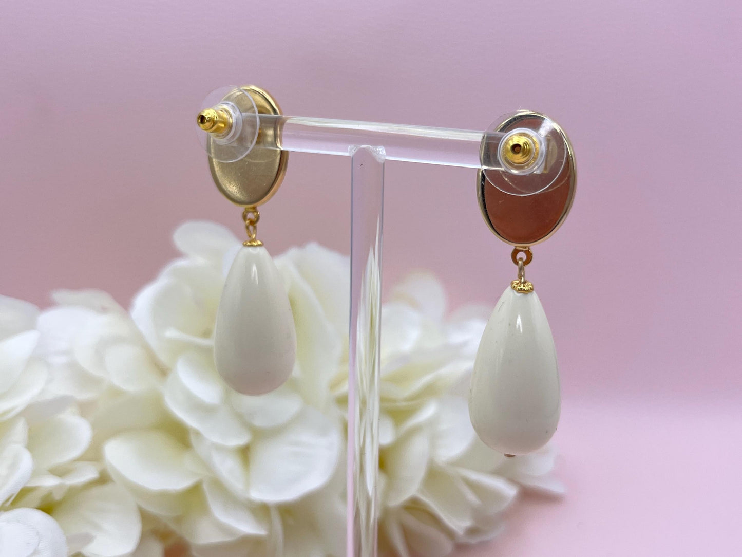 Tropfenohrringe, Statement Ohrringe mit creme weißen Resintropfen an vergoldeten Steckern mit Cabochons mit Kameen - Laury goes Vienna