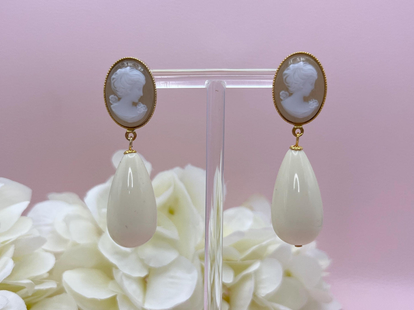 Tropfenohrringe, Statement Ohrringe mit creme weißen Resintropfen an vergoldeten Steckern mit Cabochons mit Kameen - Laury goes Vienna