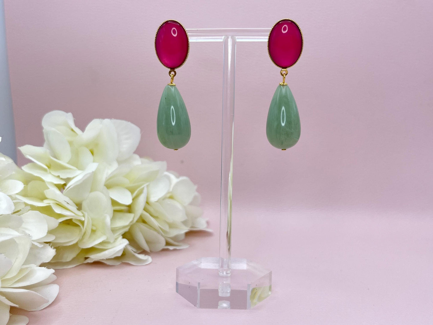 Tropfenohrringe, leichte Statementohrringe mit Resintropfen in Salbei an vergoldeten Steckern mit Cabochons in Fuchsia - Laury goes Verona