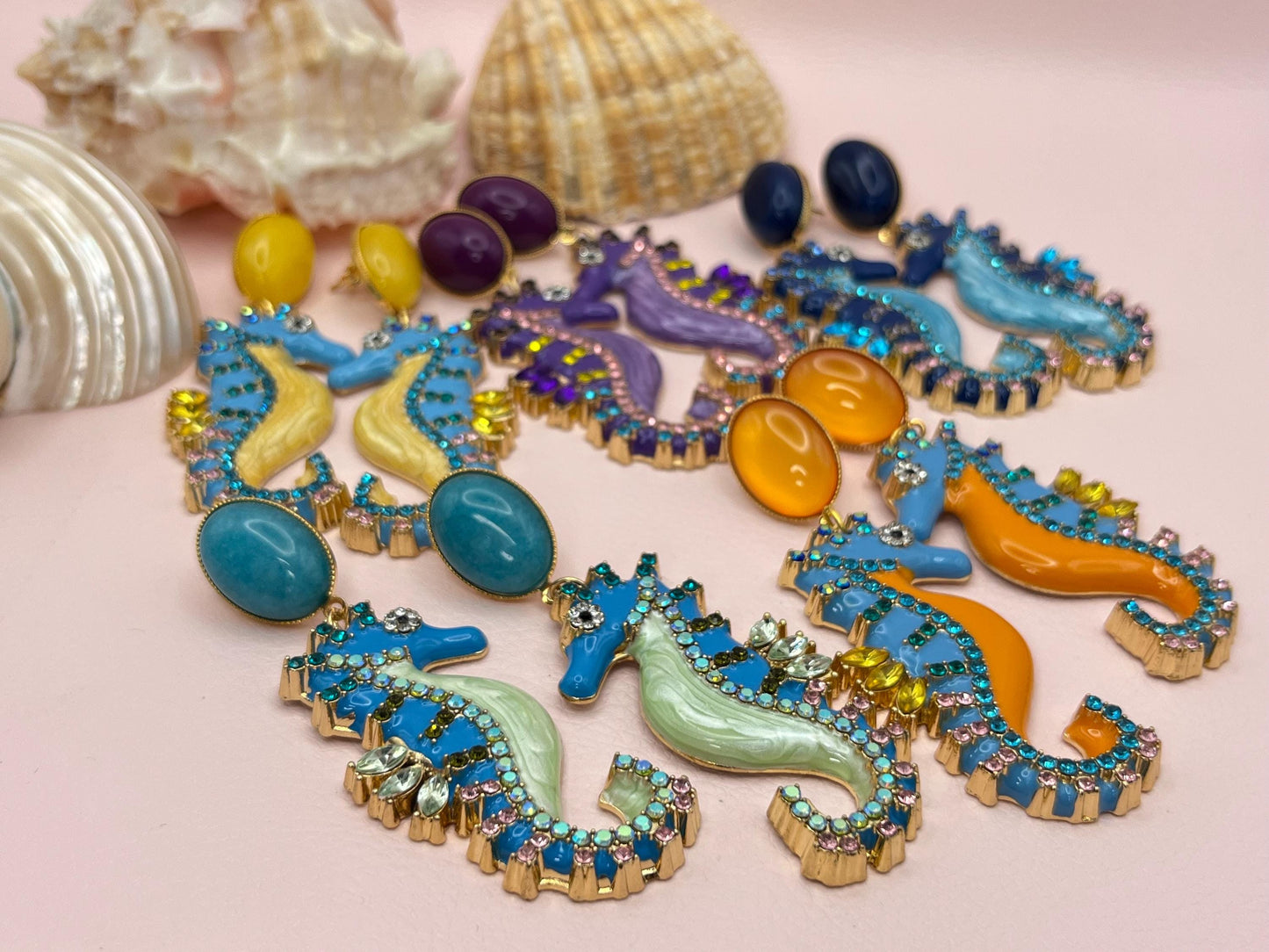 Statementohrringe, Hängeohrringe mit glitzernden Seepferdchen an vergoldeten Ohrsteckern mit Lapislazuli Cabochons Blau - Laury goes Elba