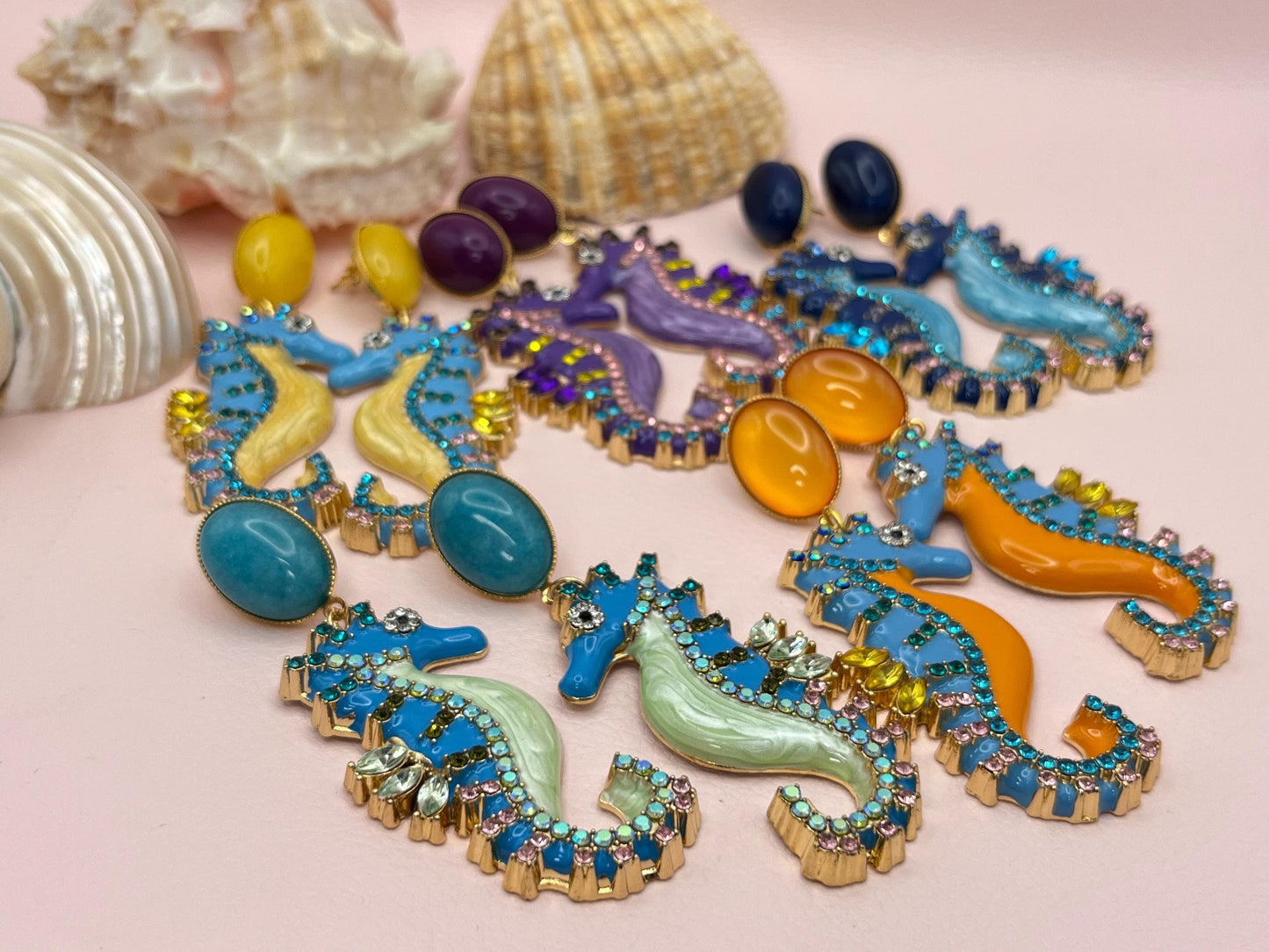 Statementohrringe, Hängeohrringe mit glitzernden Seepferdchen an vergoldeten Ohrsteckern mit Cabochons Orange Türkis - Laury goes Elba