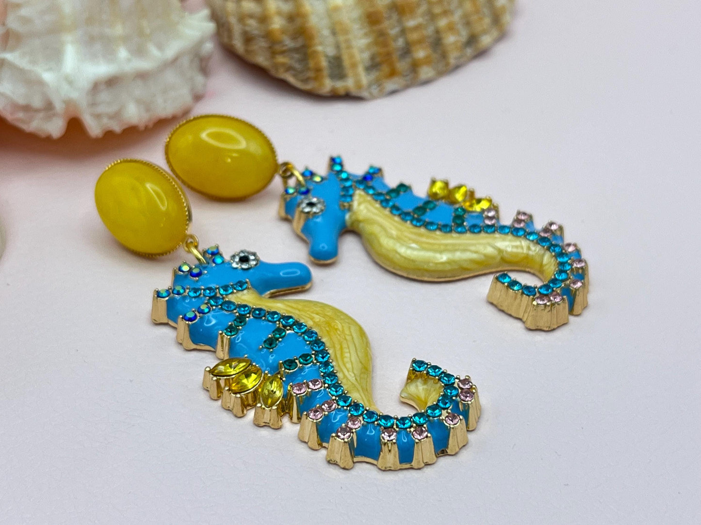 Statementohrringe, Hängeohrringe mit glitzernden Seepferdchen an vergoldeten Ohrsteckern mit Jade Cabochons Gelb Türkis - Laury goes Elba