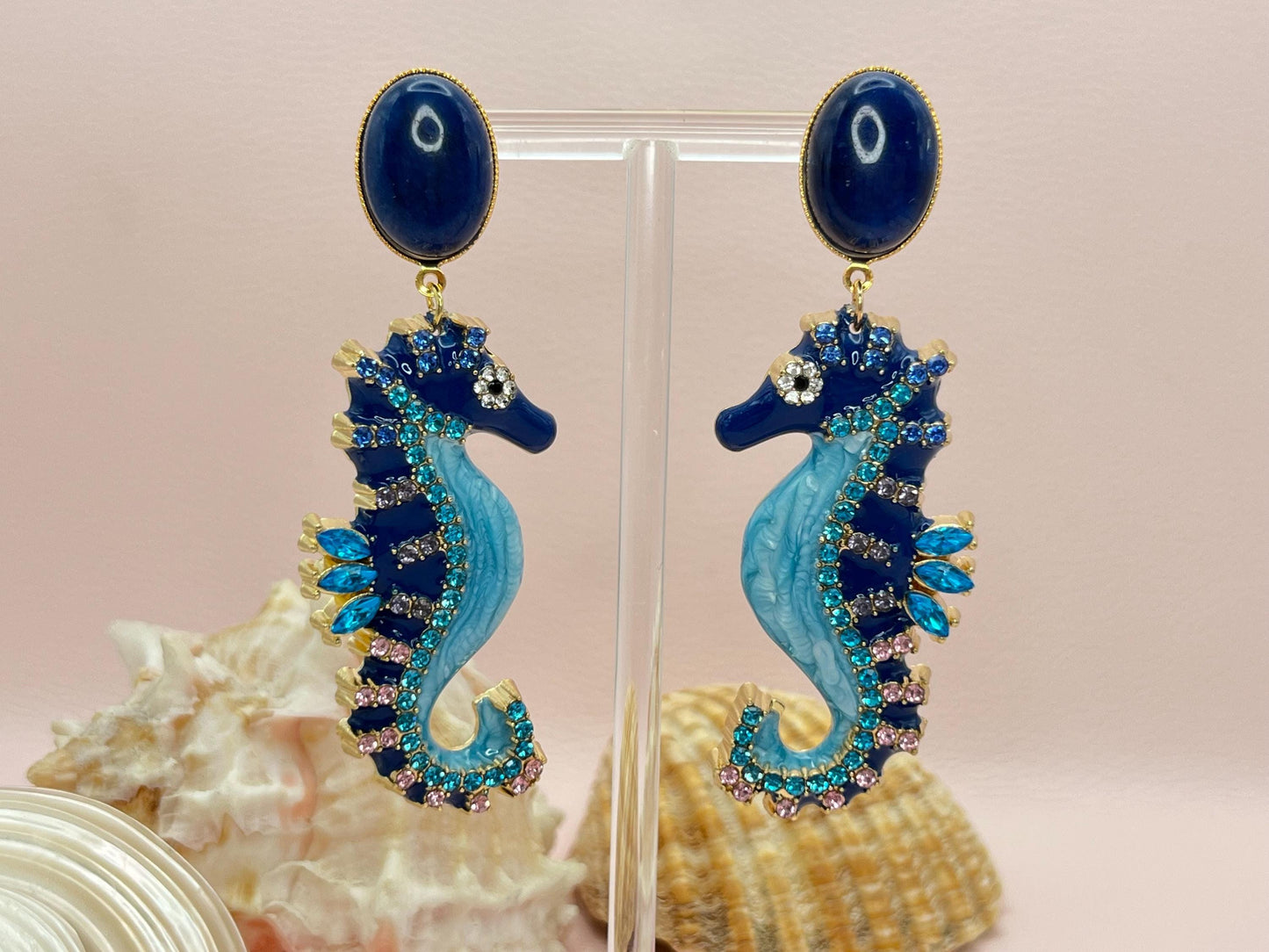 Statementohrringe, Hängeohrringe mit glitzernden Seepferdchen an vergoldeten Ohrsteckern mit Lapislazuli Cabochons Blau - Laury goes Elba