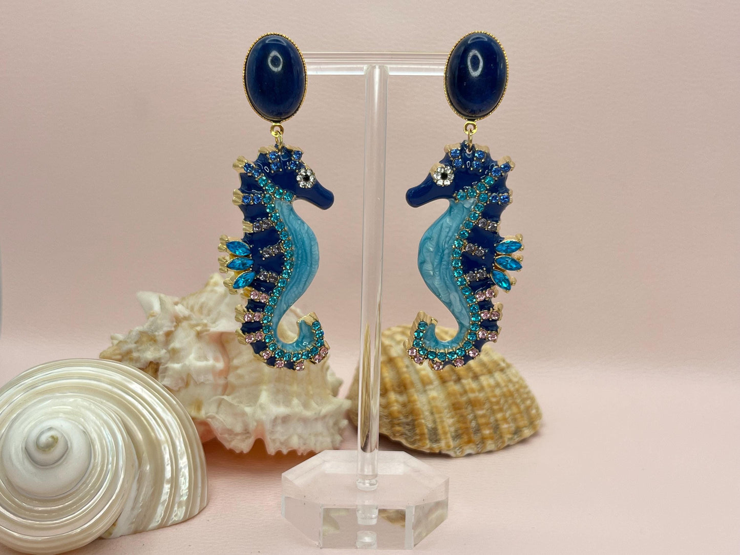 Statementohrringe, Hängeohrringe mit glitzernden Seepferdchen an vergoldeten Ohrsteckern mit Lapislazuli Cabochons Blau - Laury goes Elba