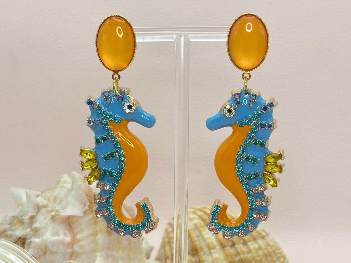 Statementohrringe, Hängeohrringe mit glitzernden Seepferdchen an vergoldeten Ohrsteckern mit Cabochons Orange Türkis - Laury goes Elba