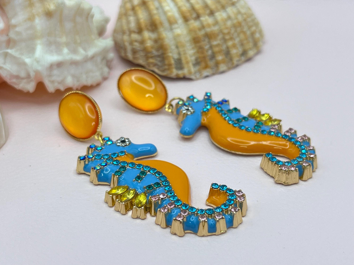 Statementohrringe, Hängeohrringe mit glitzernden Seepferdchen an vergoldeten Ohrsteckern mit Cabochons Orange Türkis - Laury goes Elba