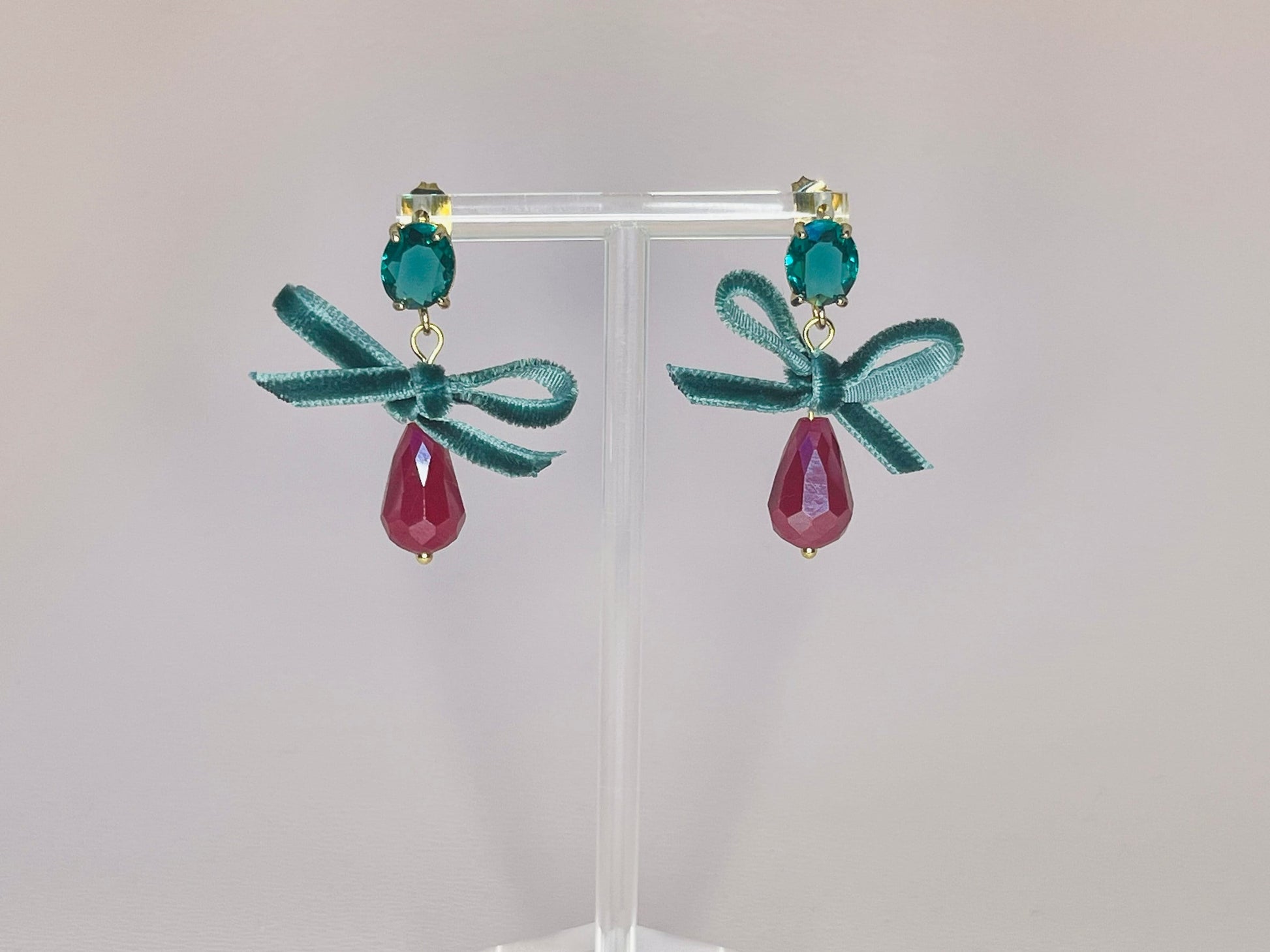 Tropfenohrringe mit Samtschleife und Kristallglas Steckern in Grün und Fuchsia - Laury goes Munich