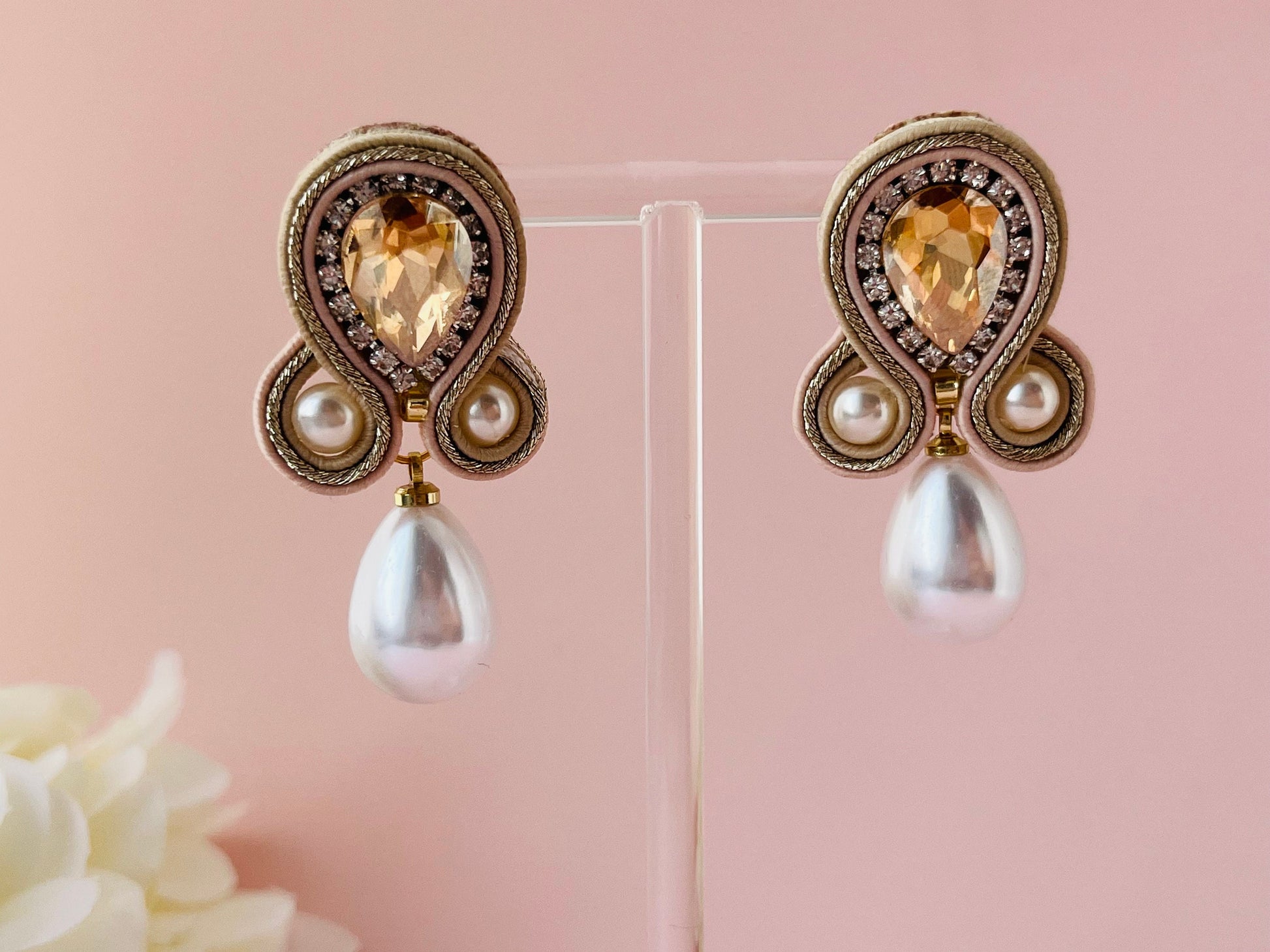 Handgefertigte Soutache-Ohrringe in Gold mit Perlen - Laury goes New Delhi