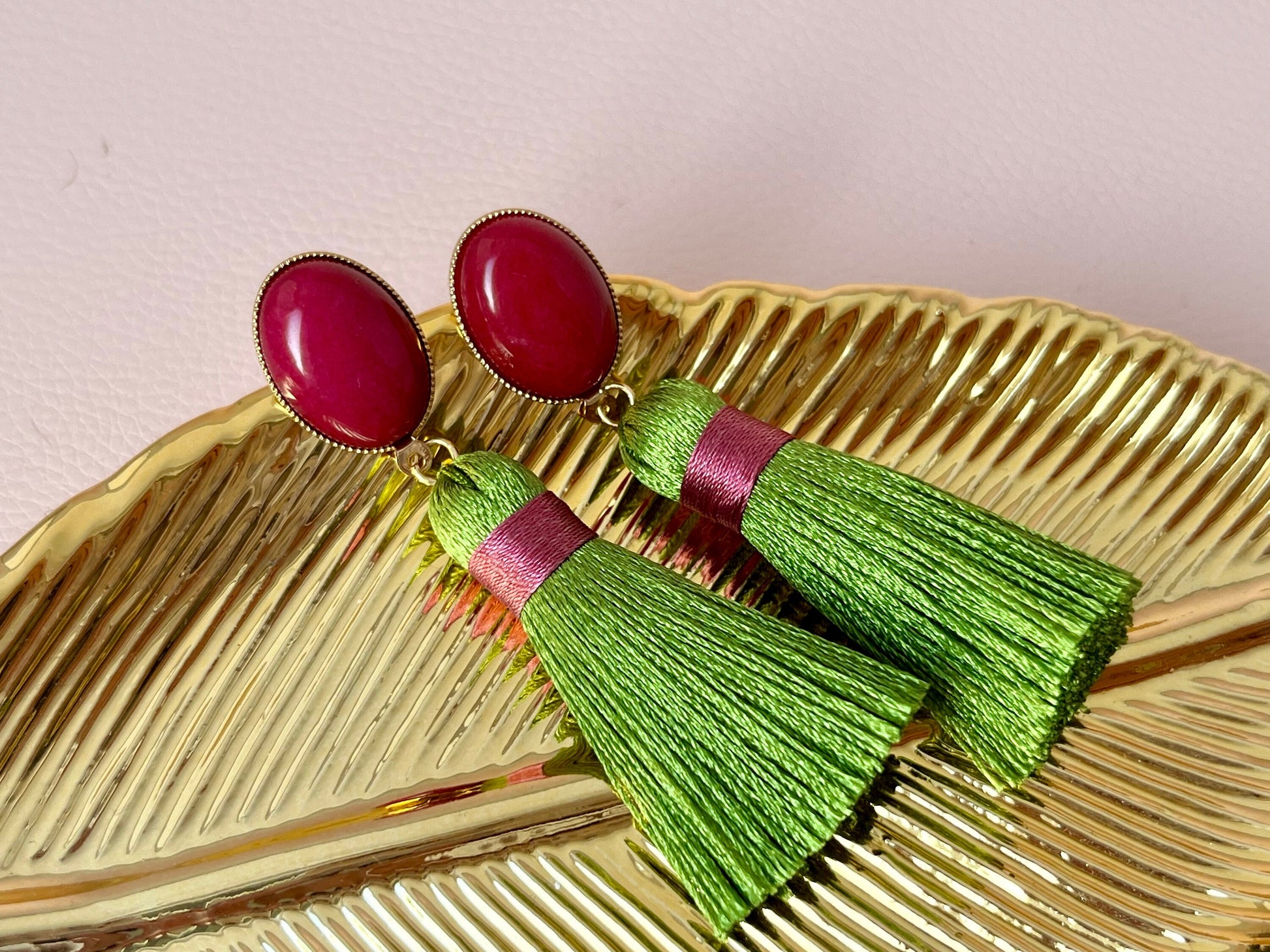 Quastenohrringe, Statementohrringe an Jade Cabochons Grün Fuchsia - Laury goes Budapest