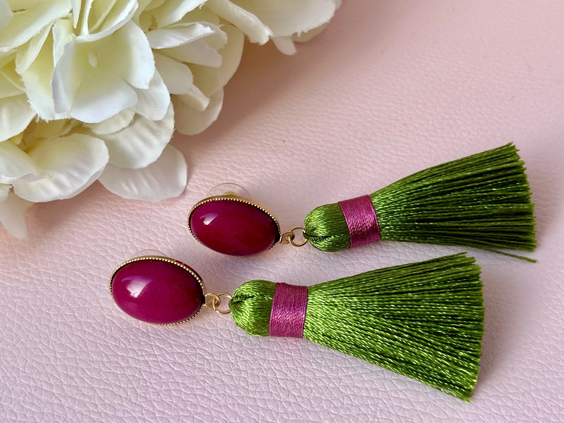 Quastenohrringe, Statementohrringe an Jade Cabochons Grün Fuchsia - Laury goes Budapest