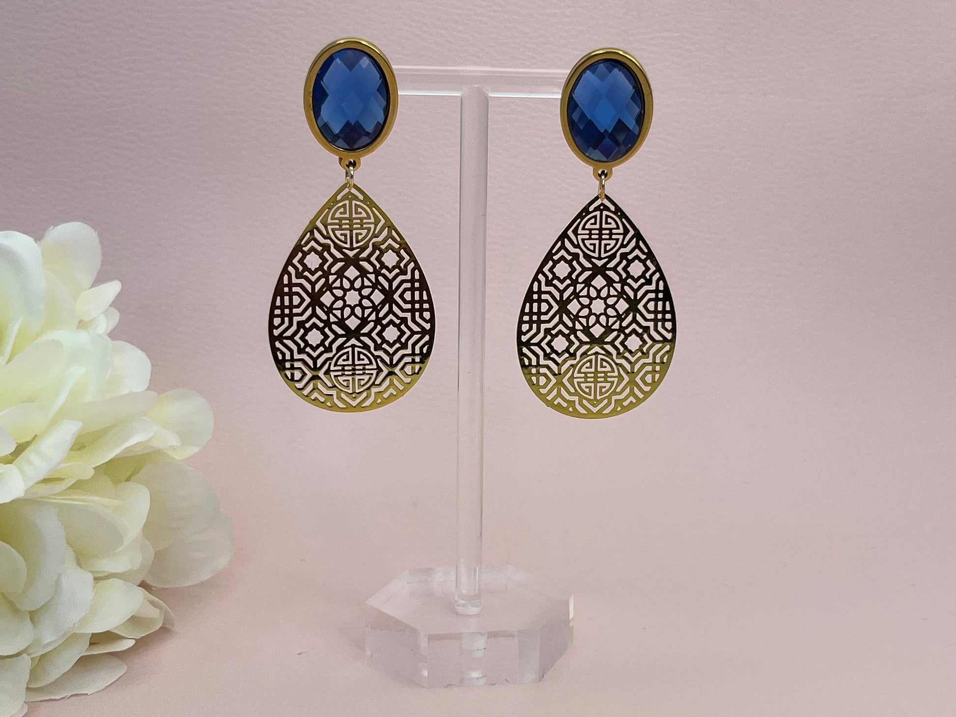 Leichte Ornamentohrringe, Statement =hrringe mit goldenen Lasercut Anhängern an funkelnden blauen Glas Cabochons - Laury goes Oman