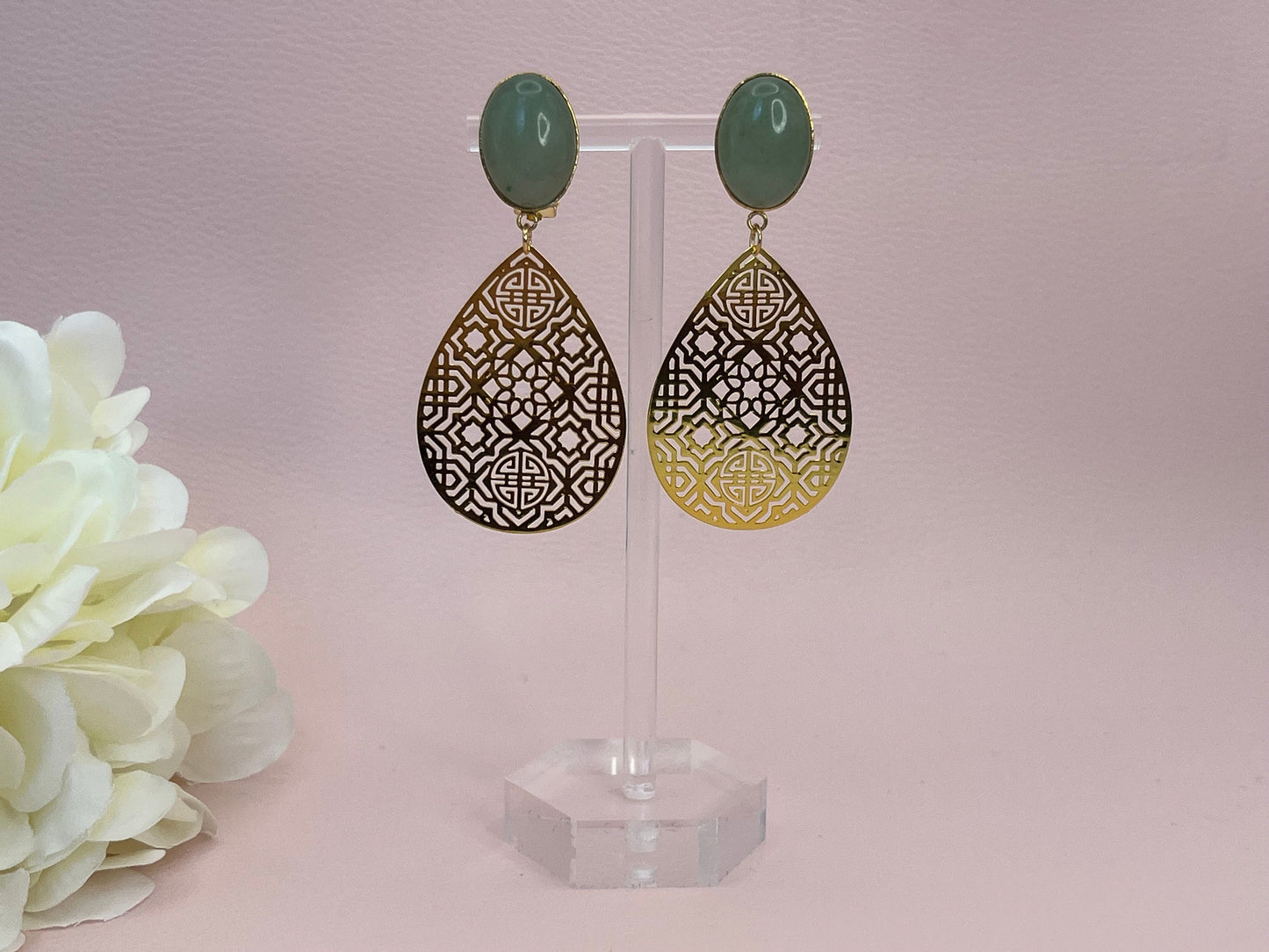 Leichte Ornamentohrclips, Statement Ohrringe mit goldenen Lasercut Anhängern an Jade Cabochons Salbei - Laury goes Oman