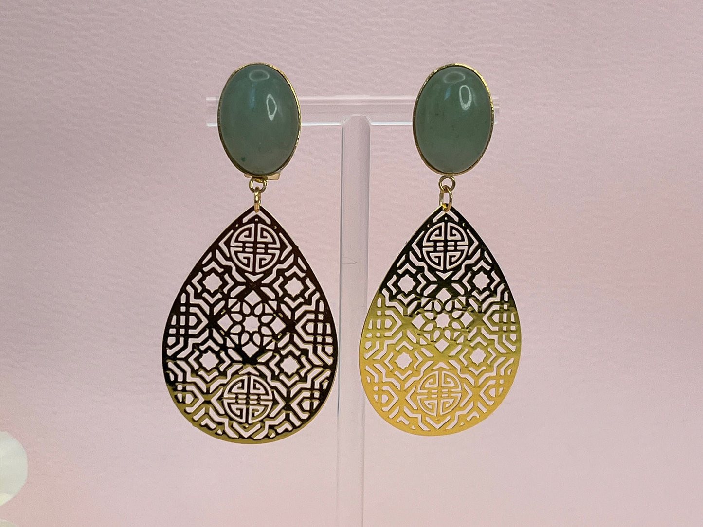 Leichte Ornamentohrclips, Statement Ohrringe mit goldenen Lasercut Anhängern an Jade Cabochons Salbei - Laury goes Oman