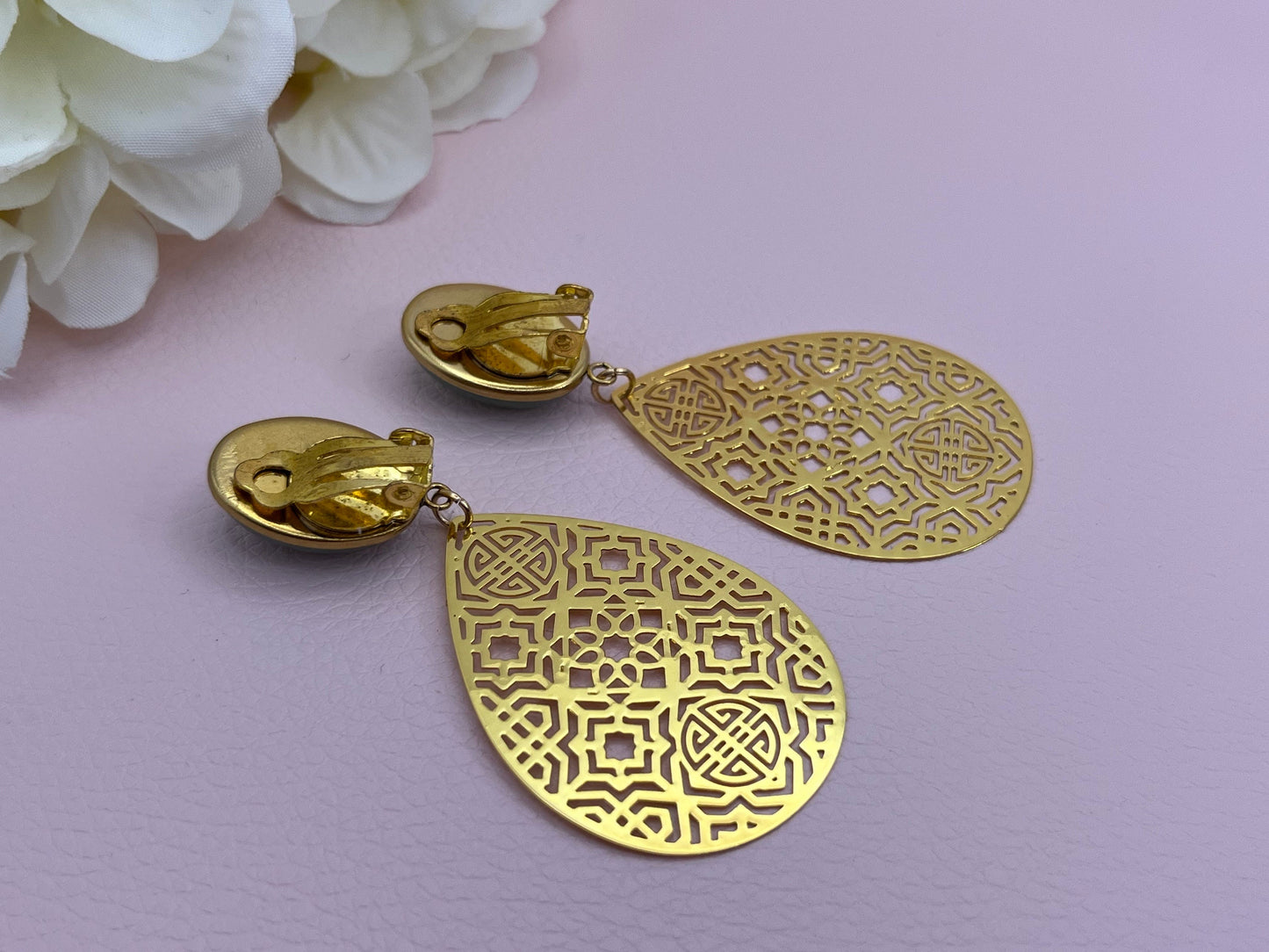 Leichte Ornamentohrclips, Statement Ohrringe mit goldenen Lasercut Anhängern an Jade Cabochons Salbei - Laury goes Oman