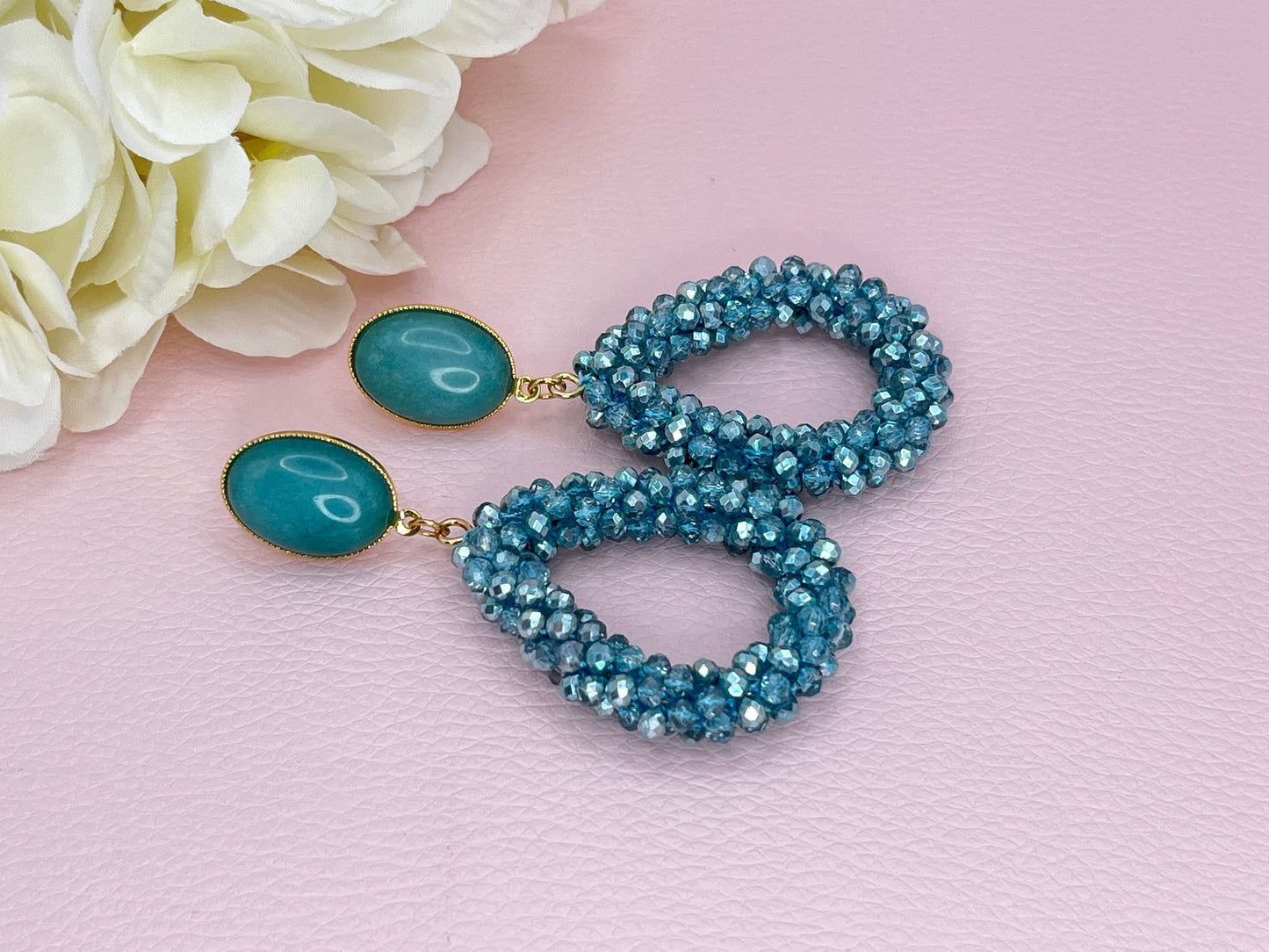 Glitzer Statement Ohrringe mit Tropfen aus Facettperlen an vergoldeten Steckern mit Jade Cabochons Türkis - Laury goes Côtes d‘Azure