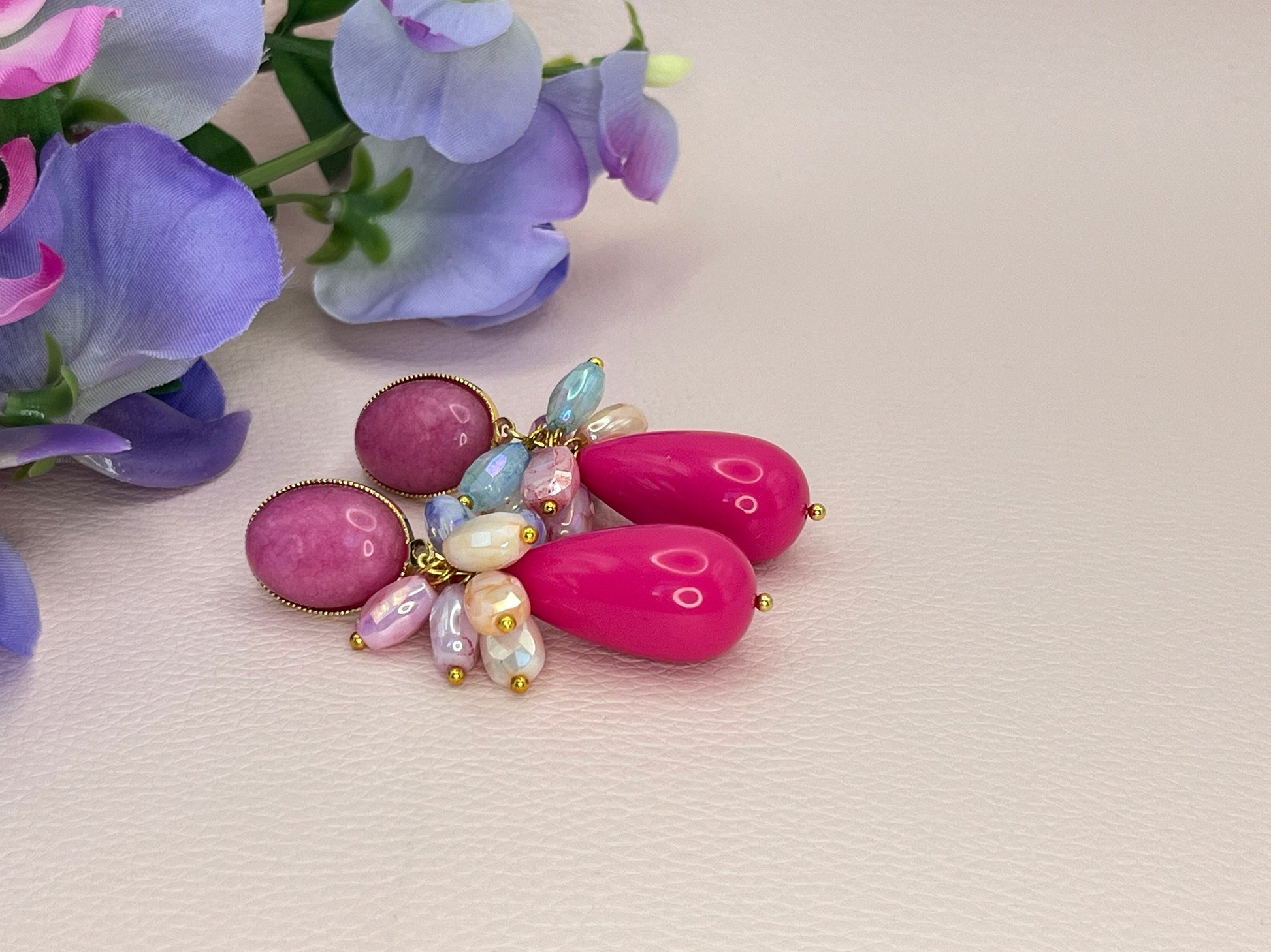 Tropfenohrringe mit pinken Tropfen und Perlenclustern in Pastellfarben an vergoldeten Steckern mit rosa Jade Cabochons- Laury goes Portofino